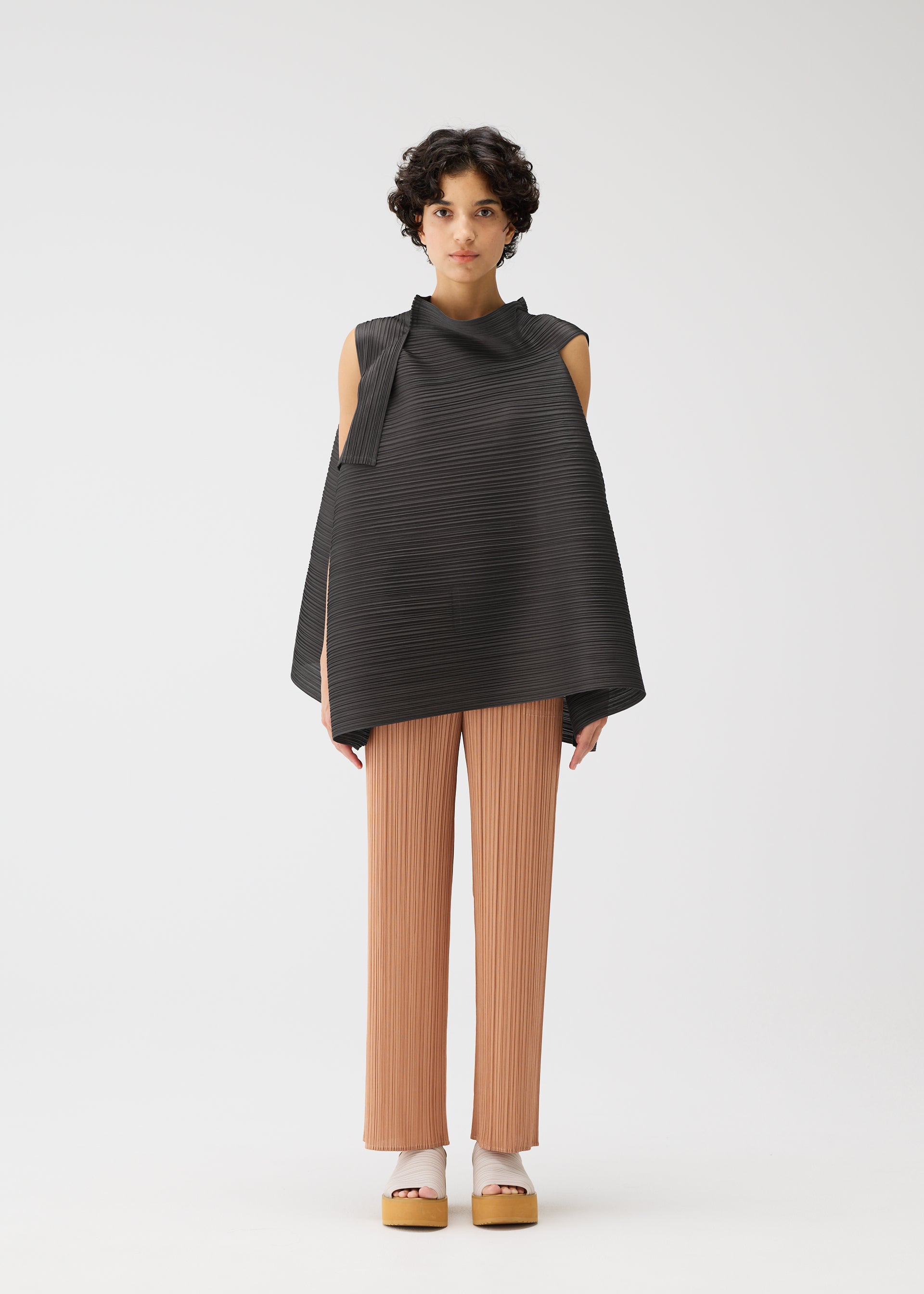 A model wears the PLEATS PLEASE ISSEY MIYAKE BOUNCY BASKET bouncy-basket-shirt-charcoal.