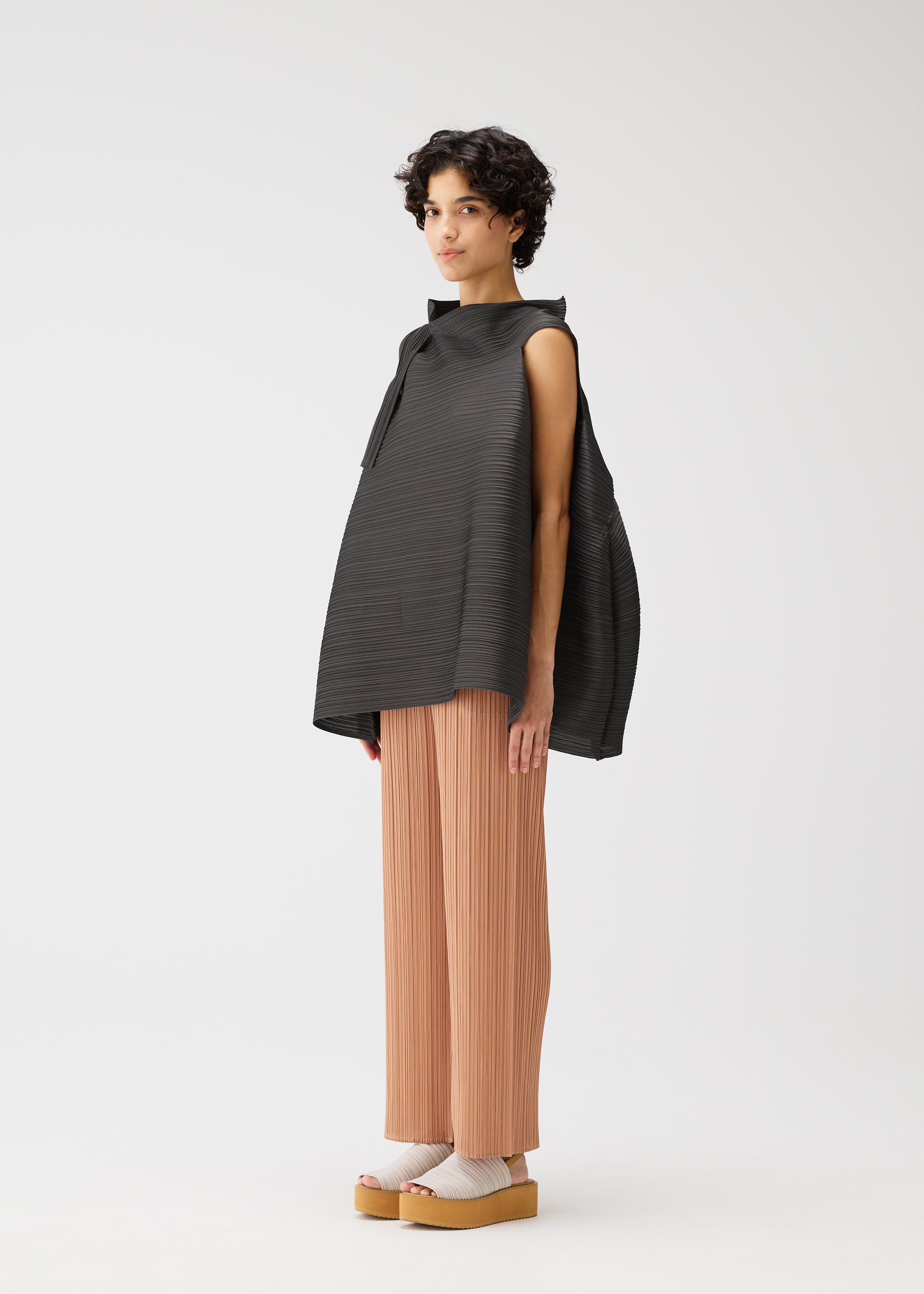 BOUNCY BASKET Top Charcoal – The official ISSEY MIYAKE ONLINE