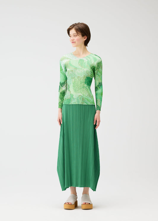 A model wears the PLEATS PLEASE ISSEY MIYAKE FOGGY FOREST shirt.