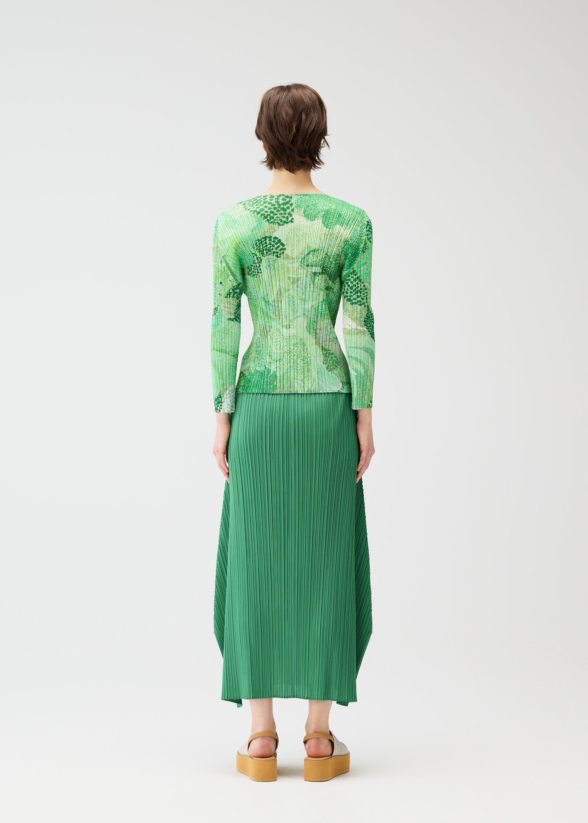 A model wears the PLEATS PLEASE ISSEY MIYAKE FOGGY FOREST shirt.