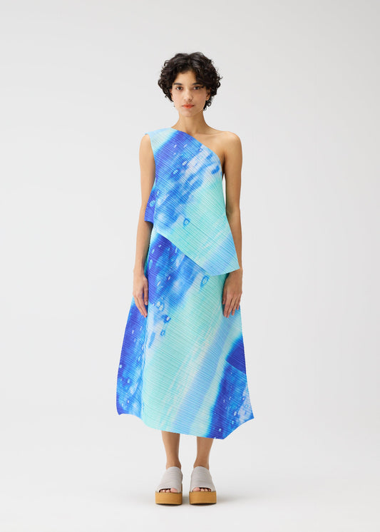 A model wears the PLEATS PLEASE ISSEY MIYAKE SEA BUBBLE top.