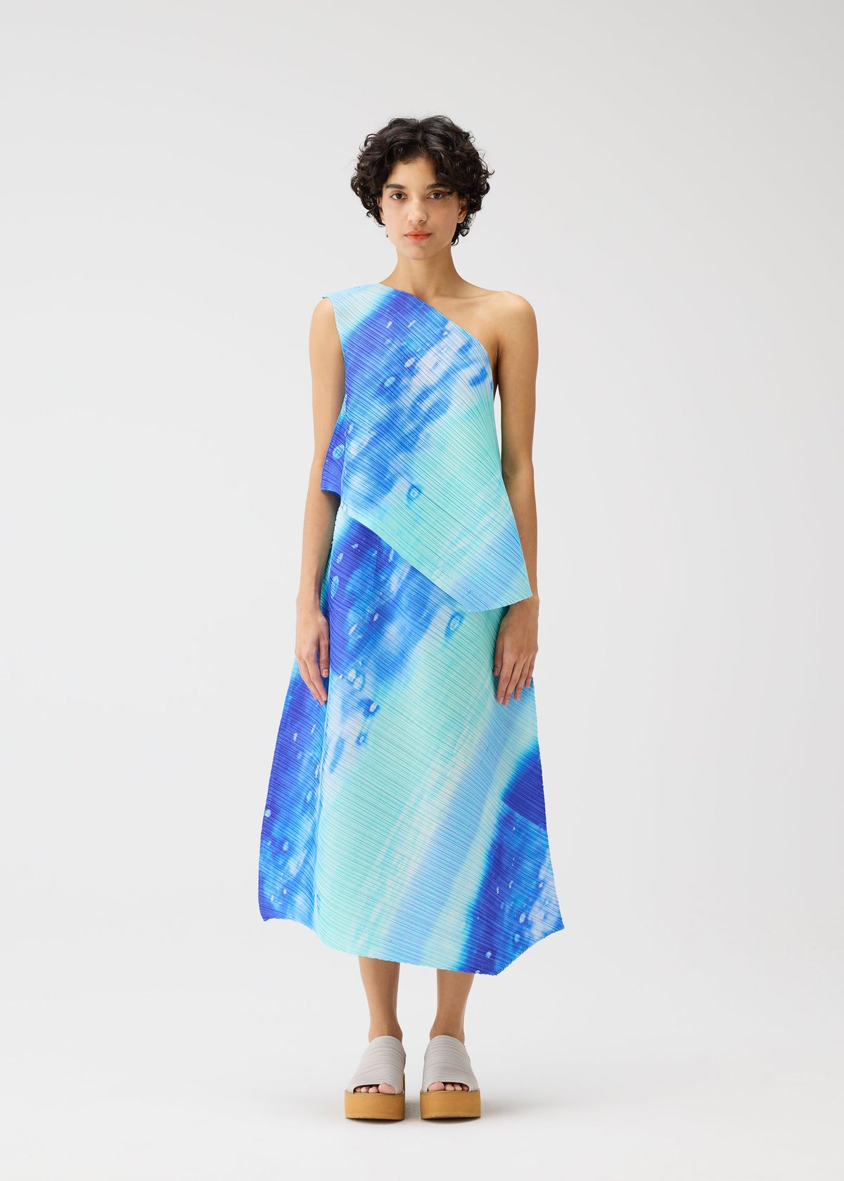 A model wears the PLEATS PLEASE ISSEY MIYAKE SEA BUBBLE top.
