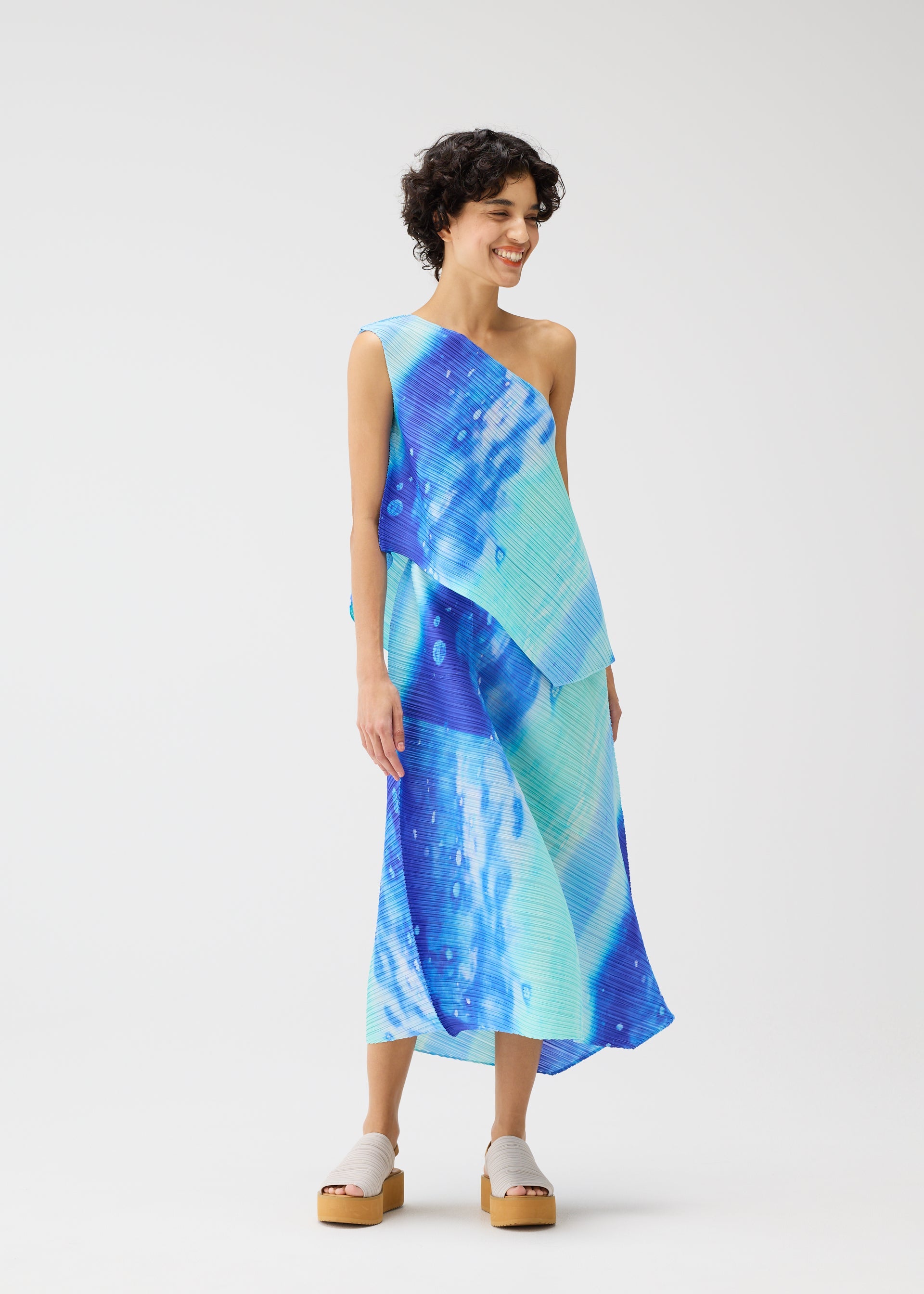 A model wears the PLEATS PLEASE ISSEY MIYAKE SEA BUBBLE top.