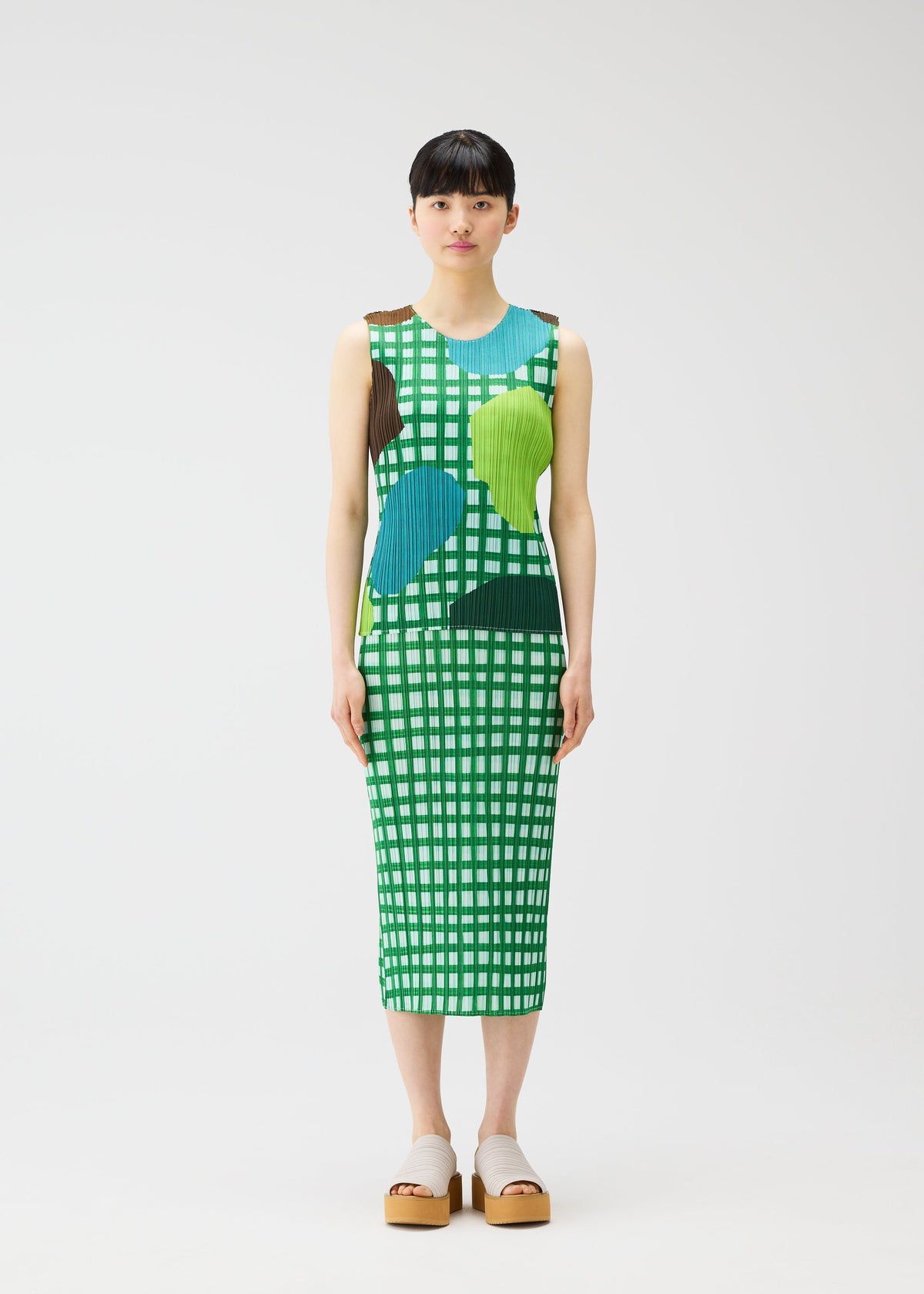 A model wears the PLEATS PLEASE ISSEY MIYAKE MARKET market-shirt-tomato.
