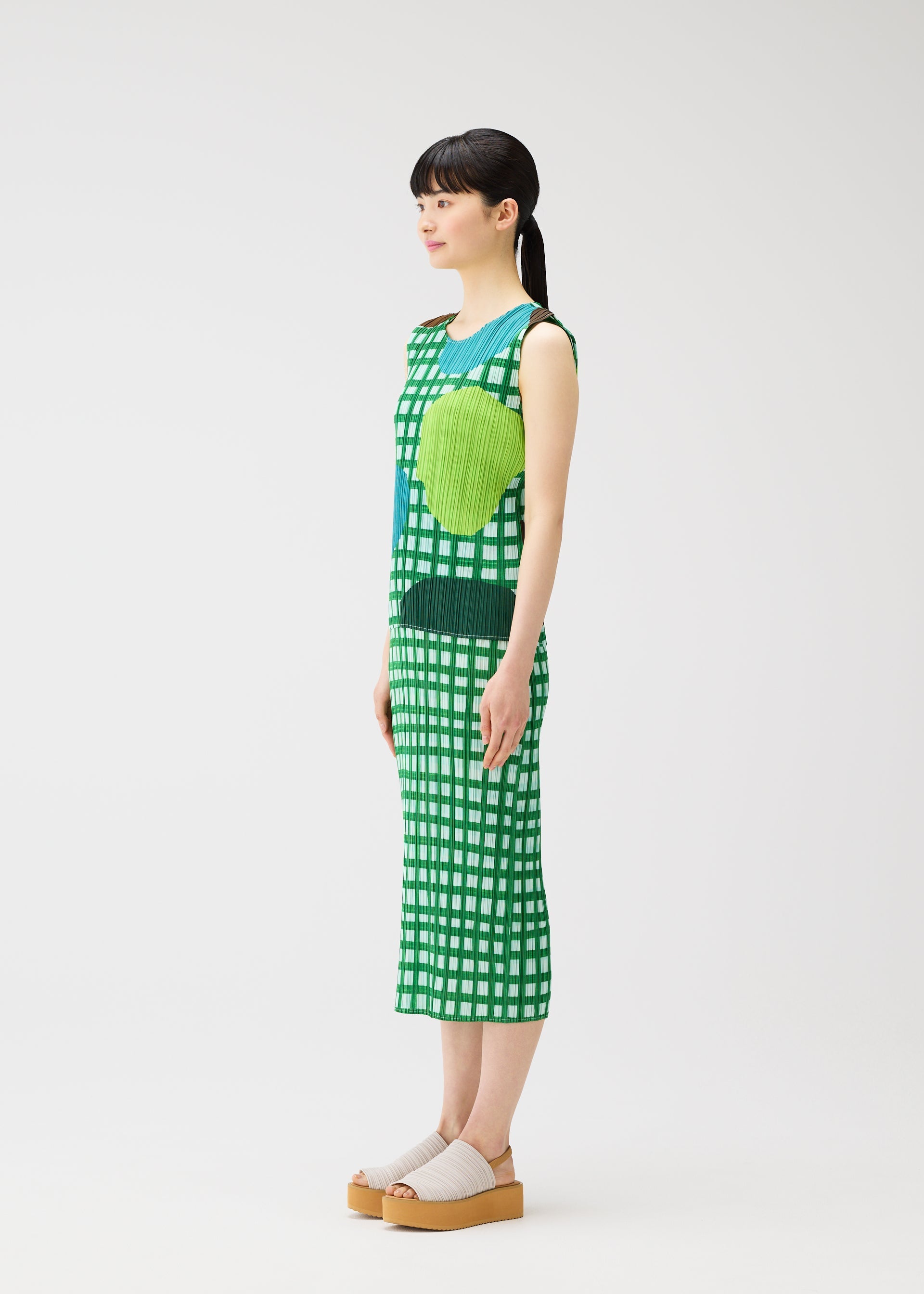 A model wears the PLEATS PLEASE ISSEY MIYAKE MARKET market-shirt-tomato.