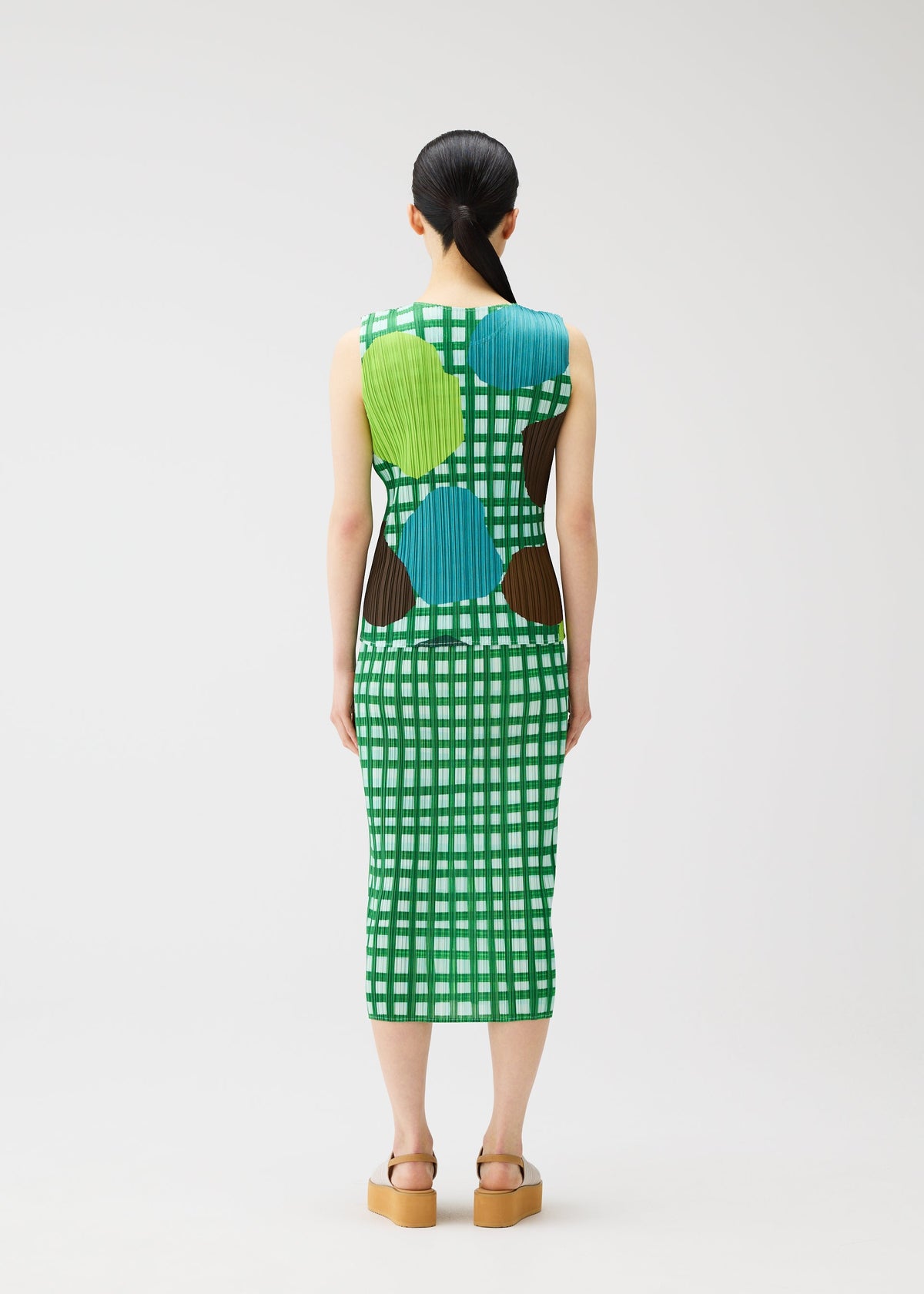 A model wears the PLEATS PLEASE ISSEY MIYAKE MARKET market-shirt-potato.