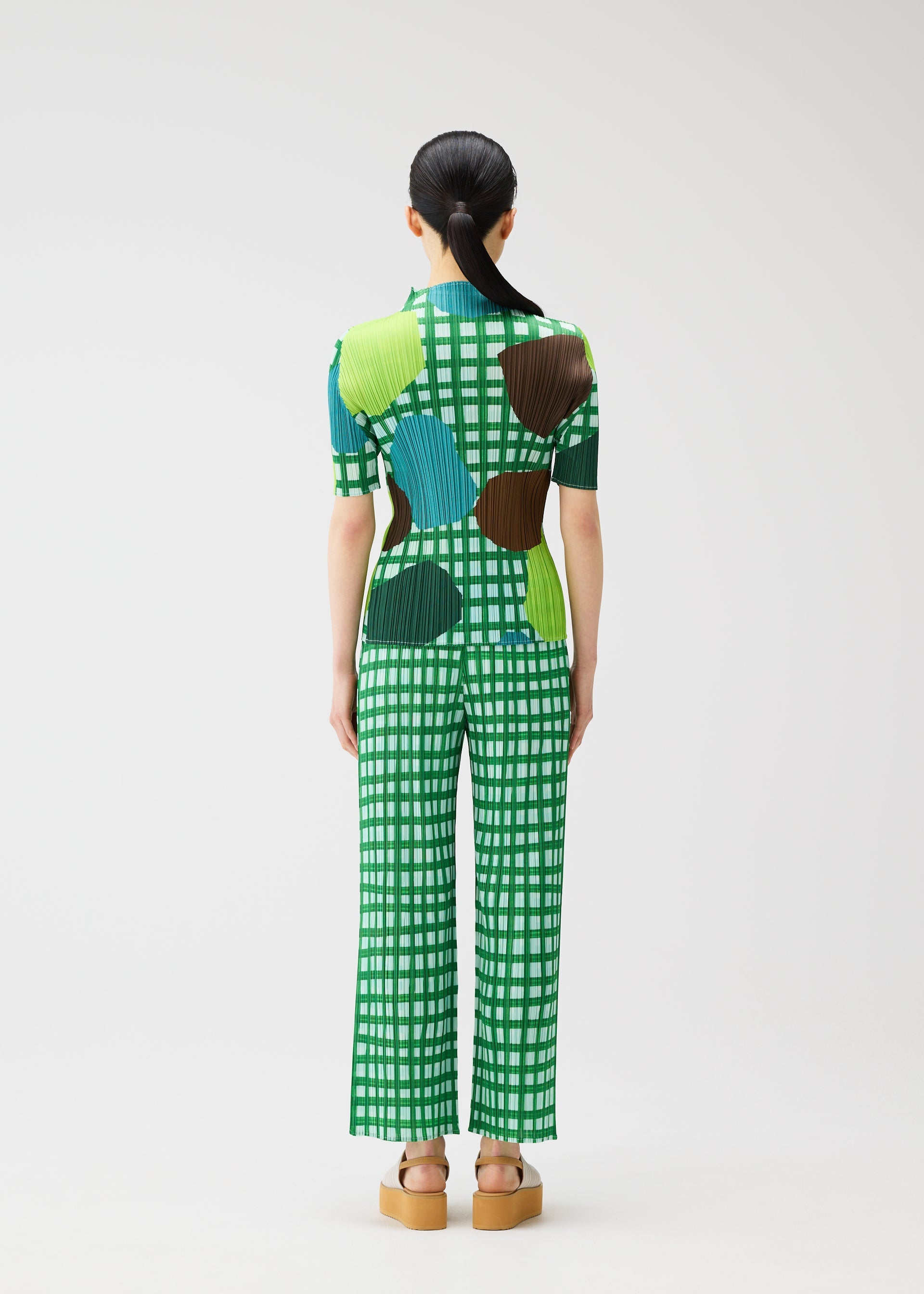 A model wears the PLEATS PLEASE ISSEY MIYAKE MARKET market-shirt-potato-1.