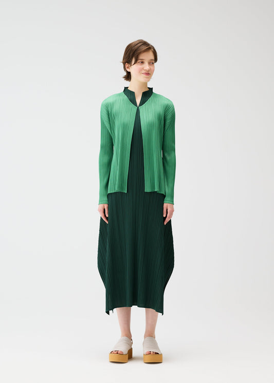 A model wears the PLEATS PLEASE ISSEY MIYAKE MONTHLY COLORS MARCH cardigan.