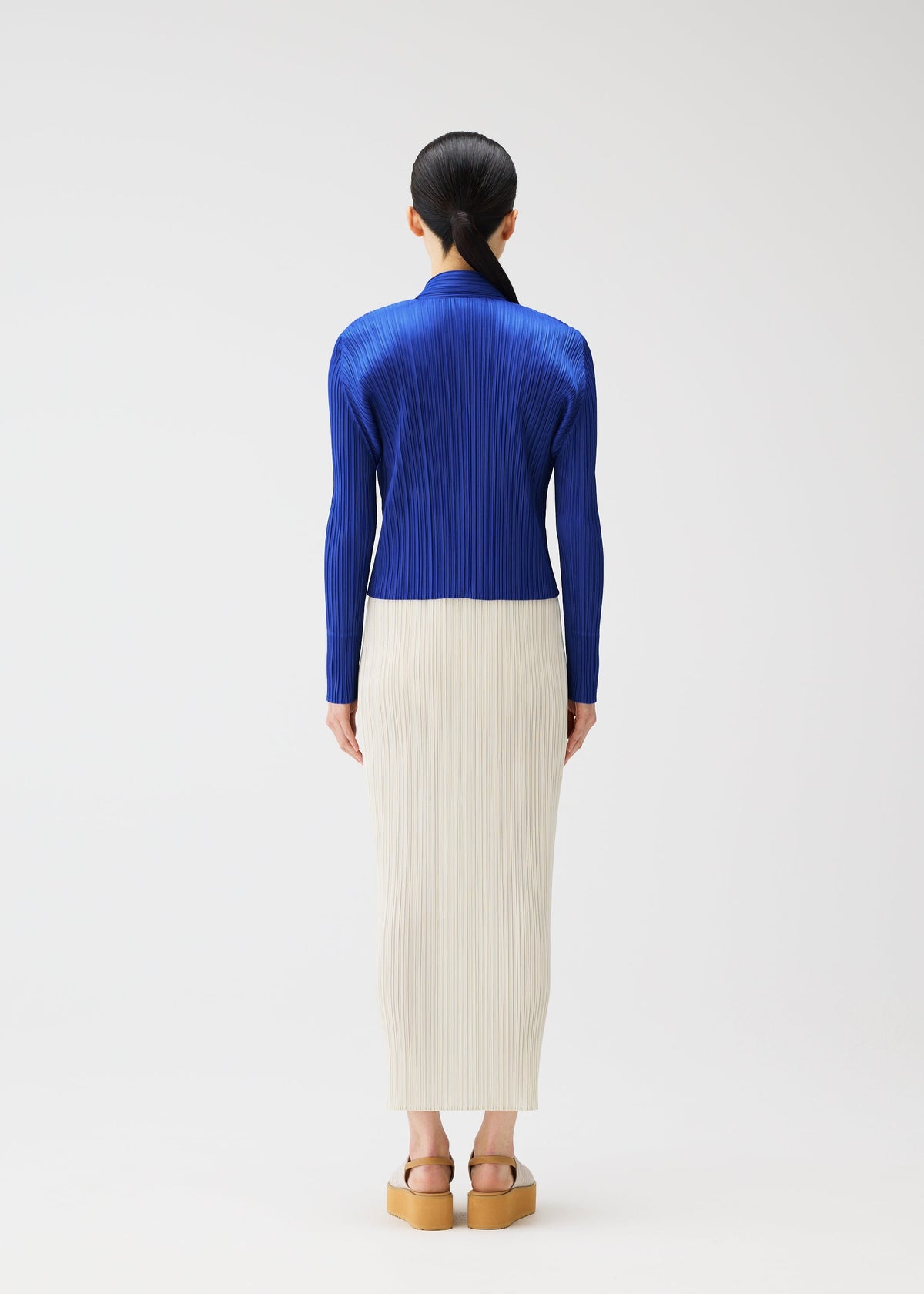 A model wears the PLEATS PLEASE ISSEY MIYAKE MONTHLY COLORS MAY cardigan.