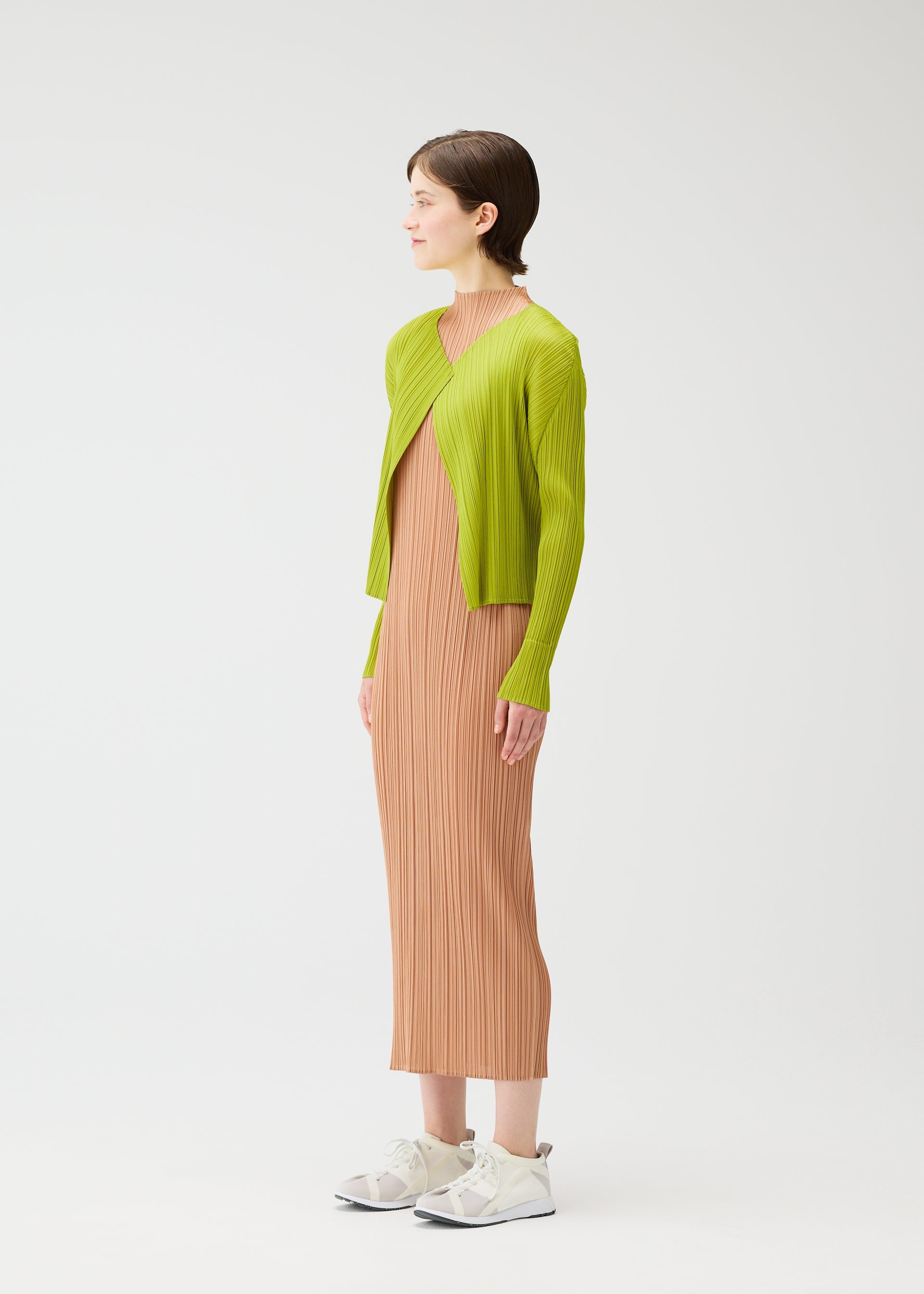 A model wears the PLEATS PLEASE ISSEY MIYAKE MONTHLY COLORS : JUNE monthly-colors-june-cardigan-charcoal.