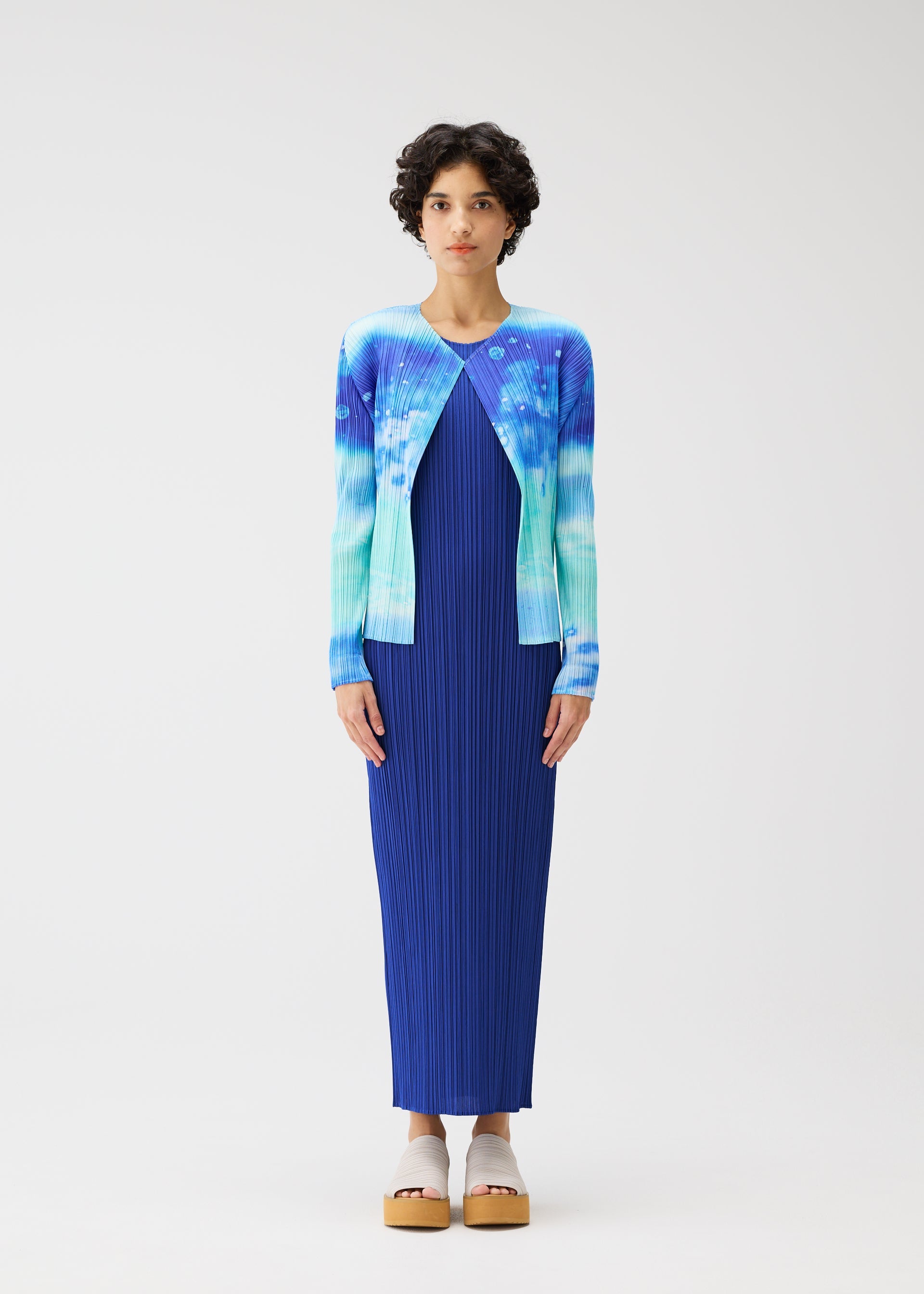 A model wears the PLEATS PLEASE ISSEY MIYAKE SEA BUBBLE cardigan.