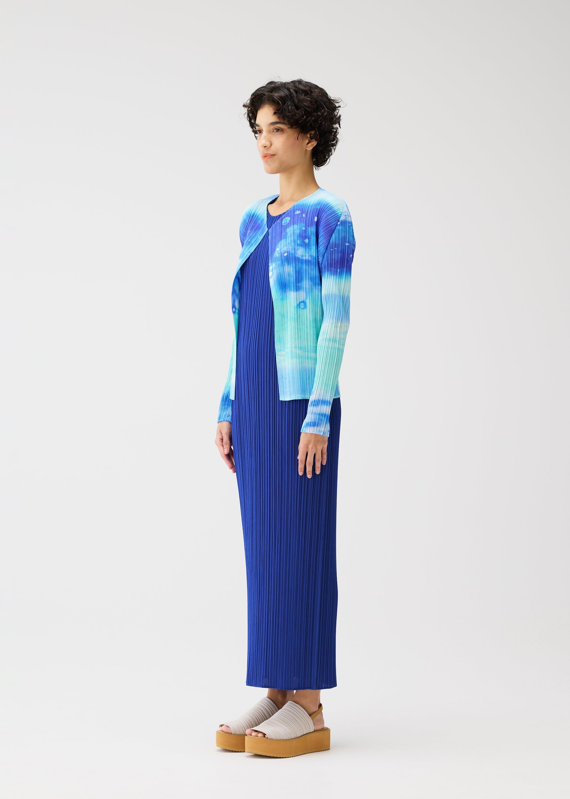 A model wears the PLEATS PLEASE ISSEY MIYAKE SEA BUBBLE cardigan.