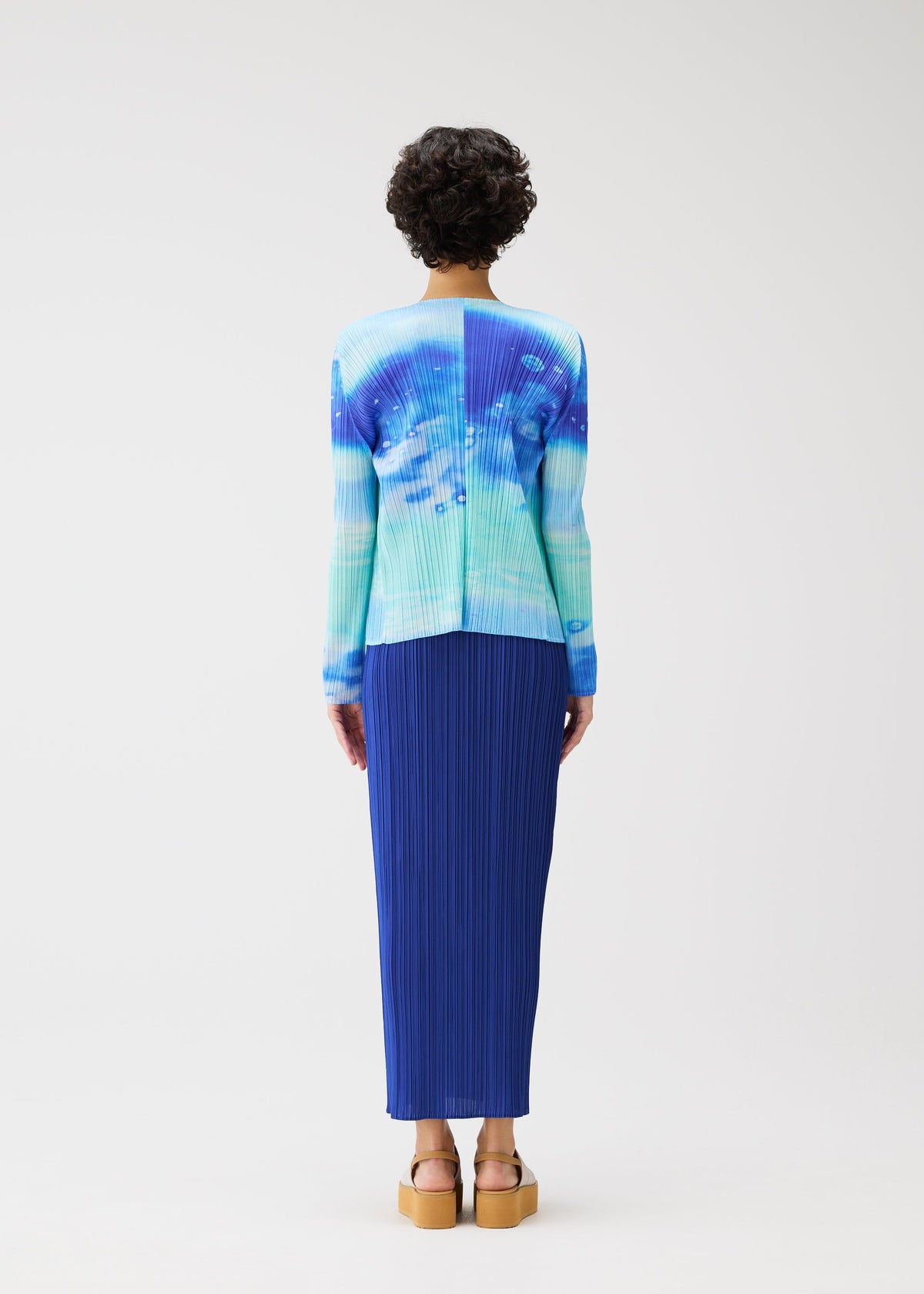 A model wears the PLEATS PLEASE ISSEY MIYAKE SEA BUBBLE cardigan.
