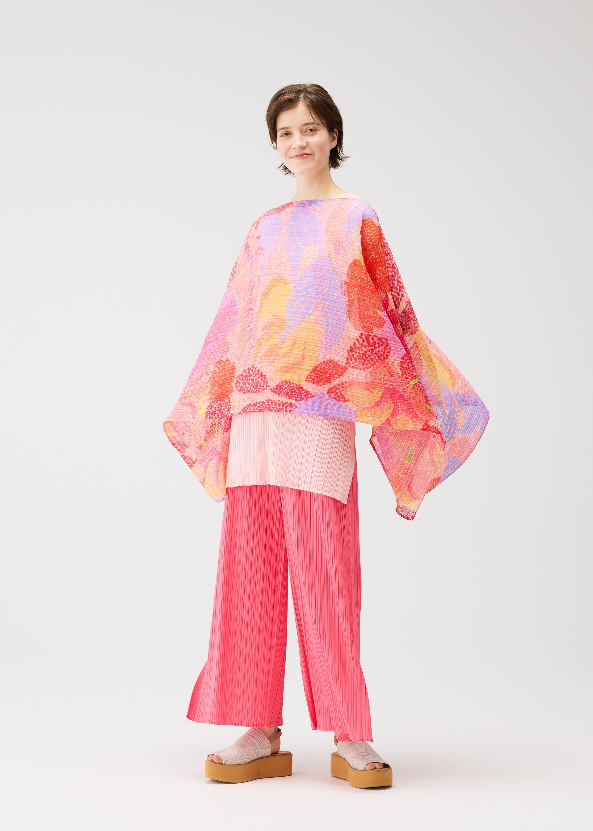 A model wears the PLEATS PLEASE ISSEY MIYAKE FOGGY FOREST MADAME T stole.