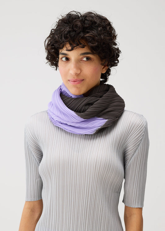 A model wears the PLEATS PLEASE ISSEY MIYAKE O SCARF APRIL stole.