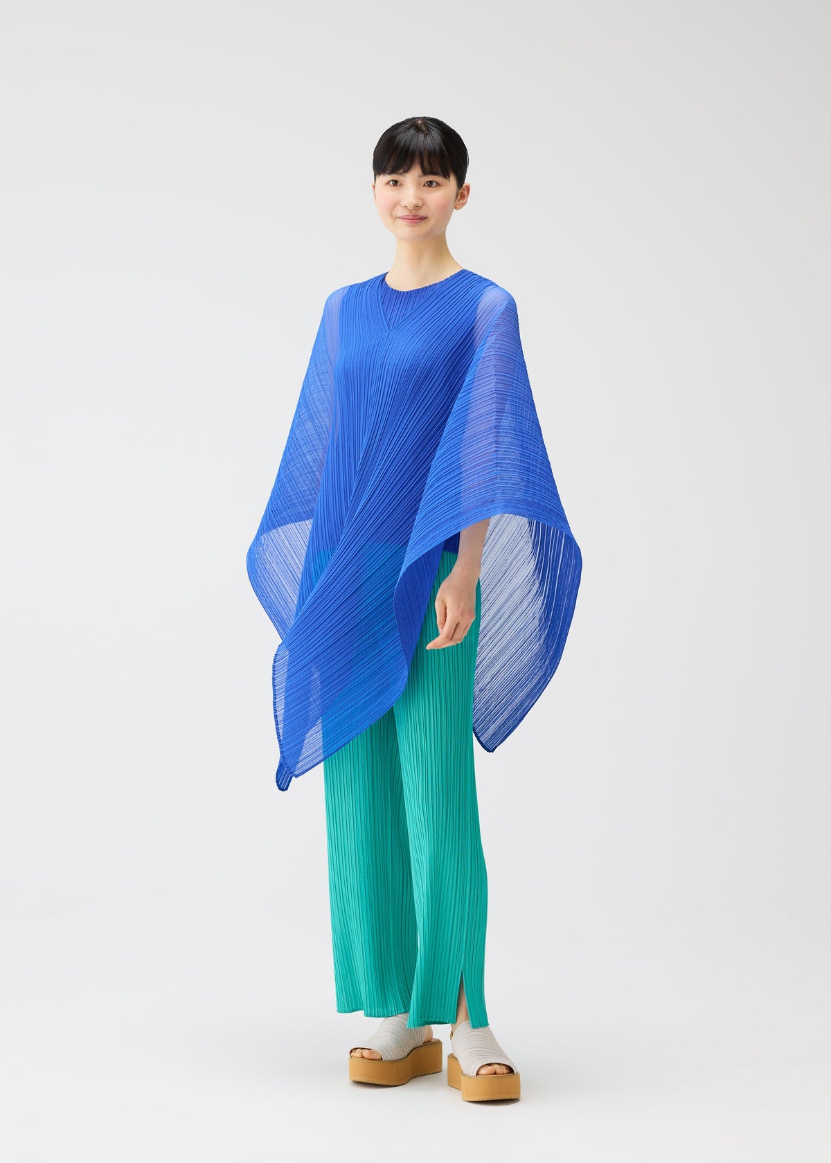 A model wears the PLEATS PLEASE ISSEY MIYAKE MADAME T MAY stole.