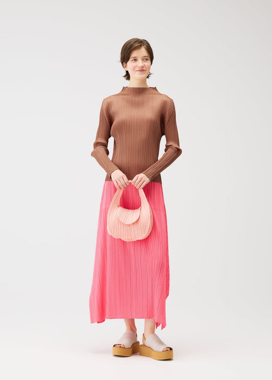 A model wears the PLEATS PLEASE ISSEY MIYAKE PLEATS SEEDS BAG bag.