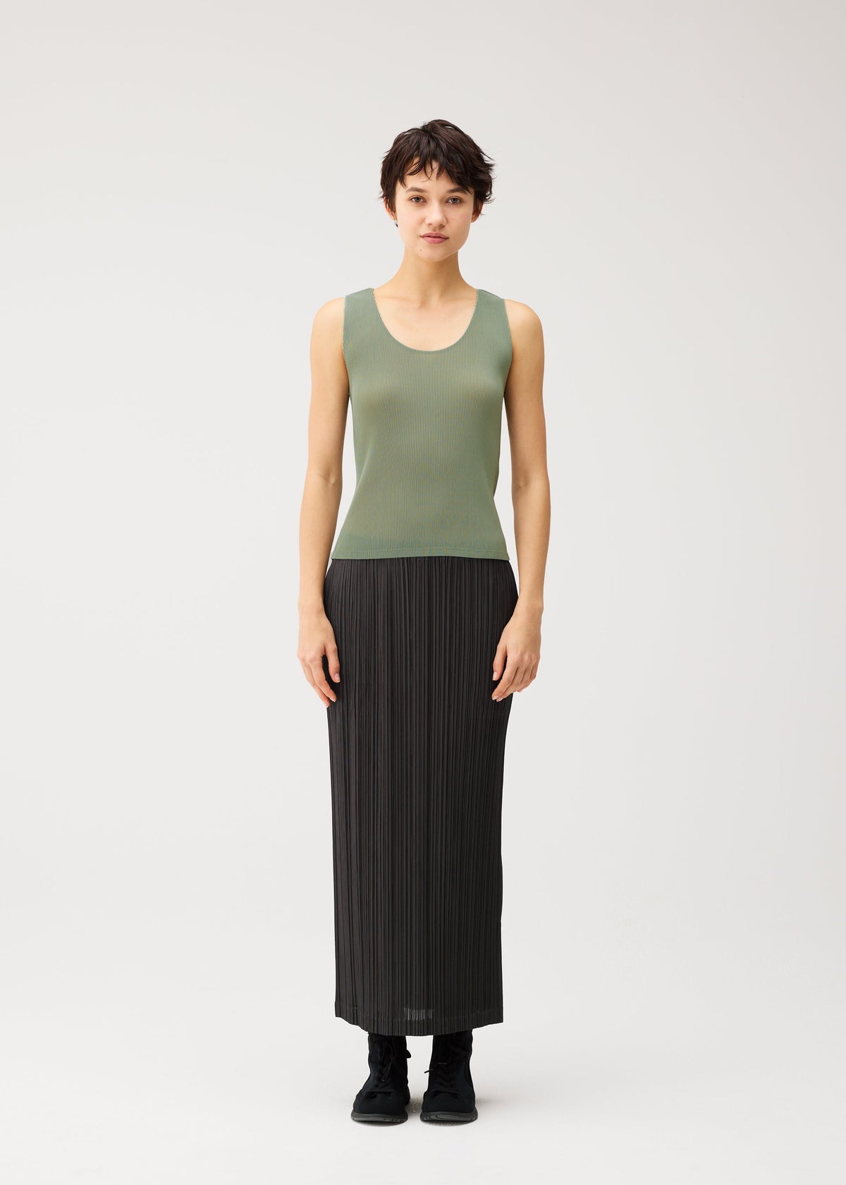 A model wears the PLEATS PLEASE ISSEY MIYAKE MIST SEPTEMBER mist-september-top-navy.