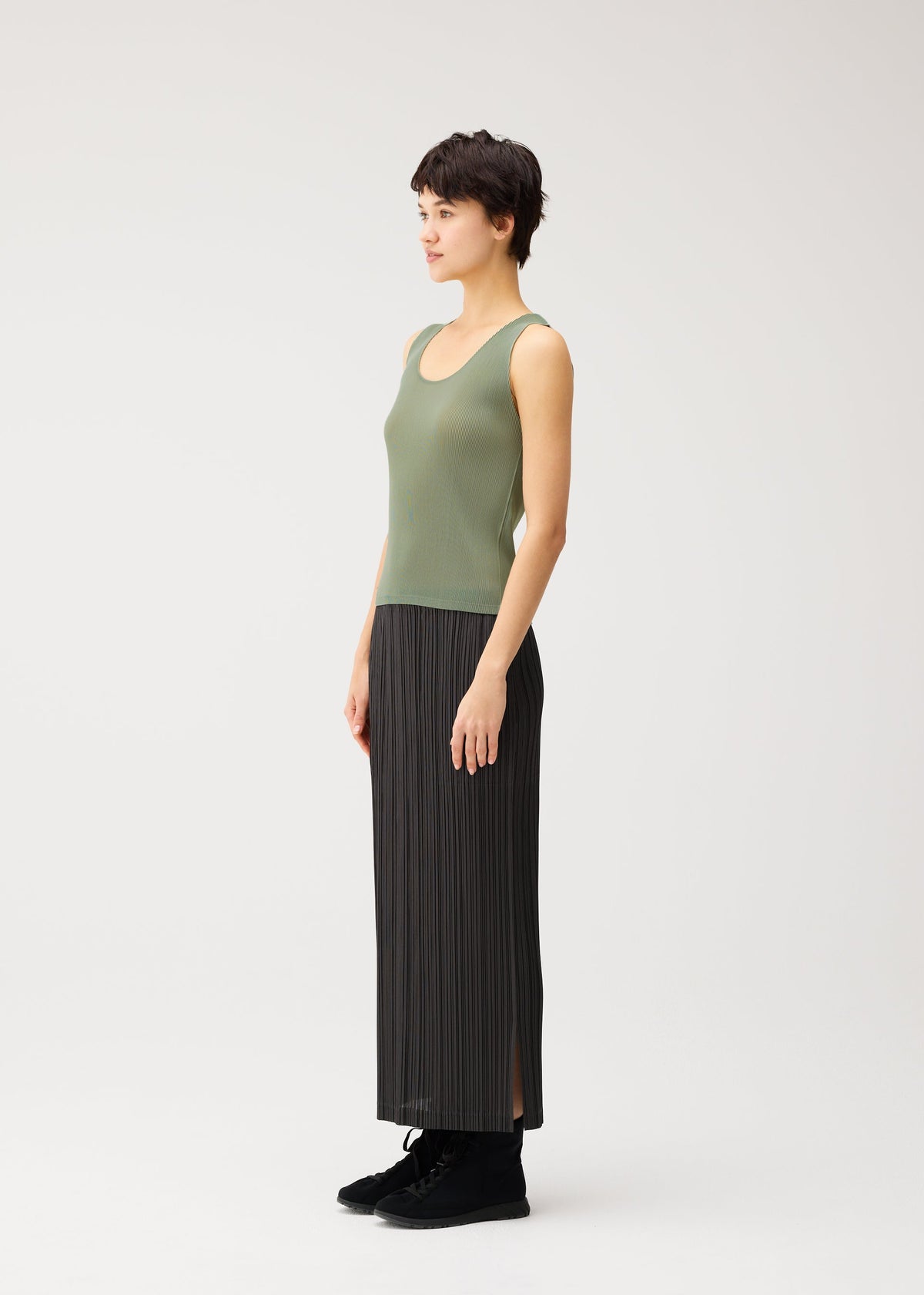 A model wears the PLEATS PLEASE ISSEY MIYAKE MIST SEPTEMBER mist-september-top-navy.