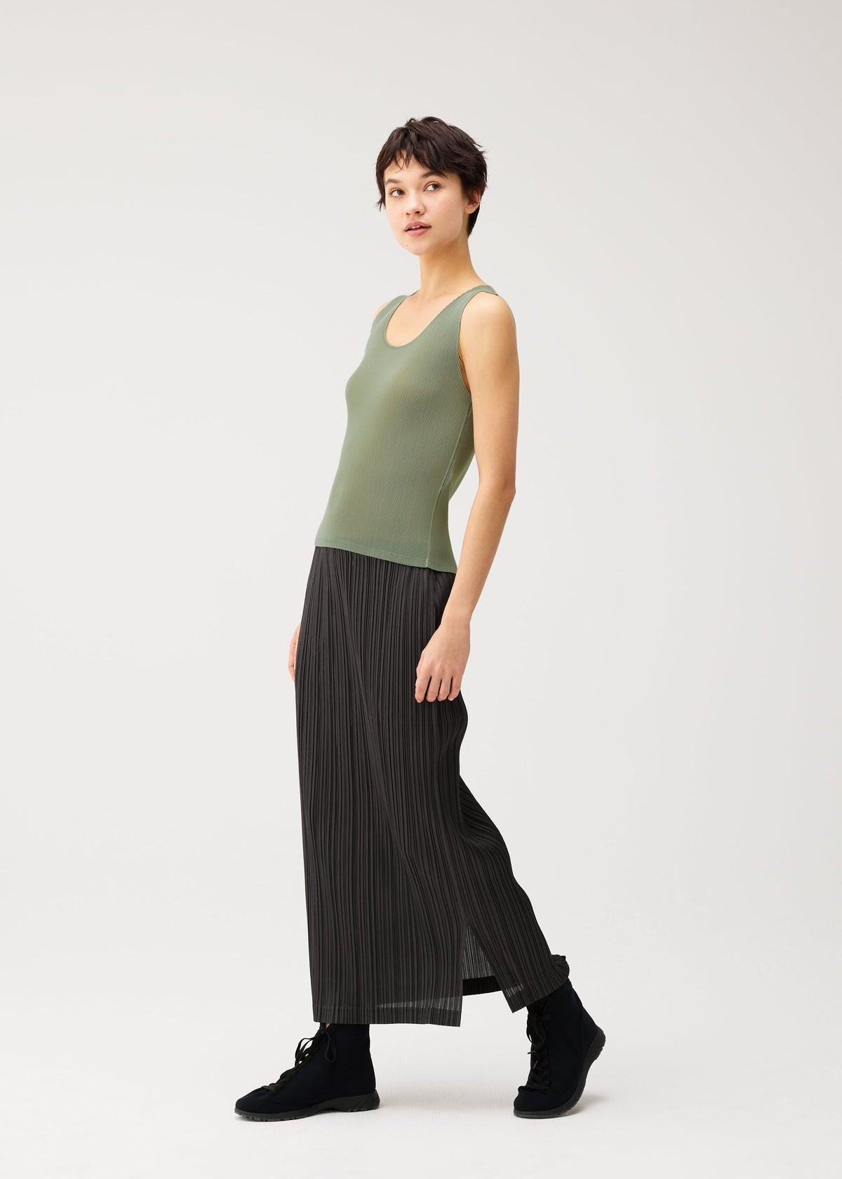 A model wears the PLEATS PLEASE ISSEY MIYAKE MIST SEPTEMBER mist-september-top-navy.