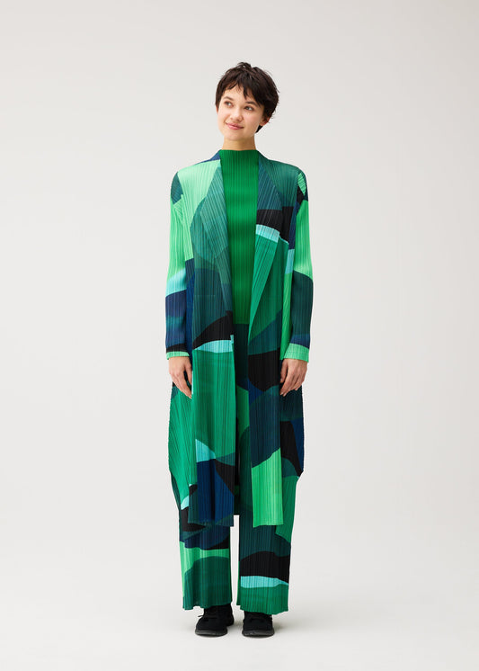 A model wears the PLEATS PLEASE ISSEY MIYAKE ORBIT orbit-coat-green.