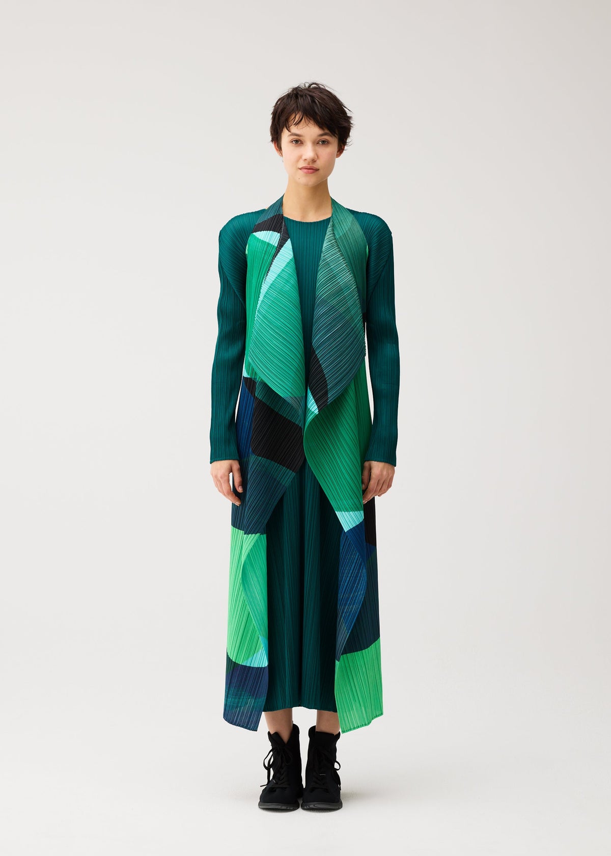 A model wears the PLEATS PLEASE ISSEY MIYAKE ORBIT orbit-vest-yellow.