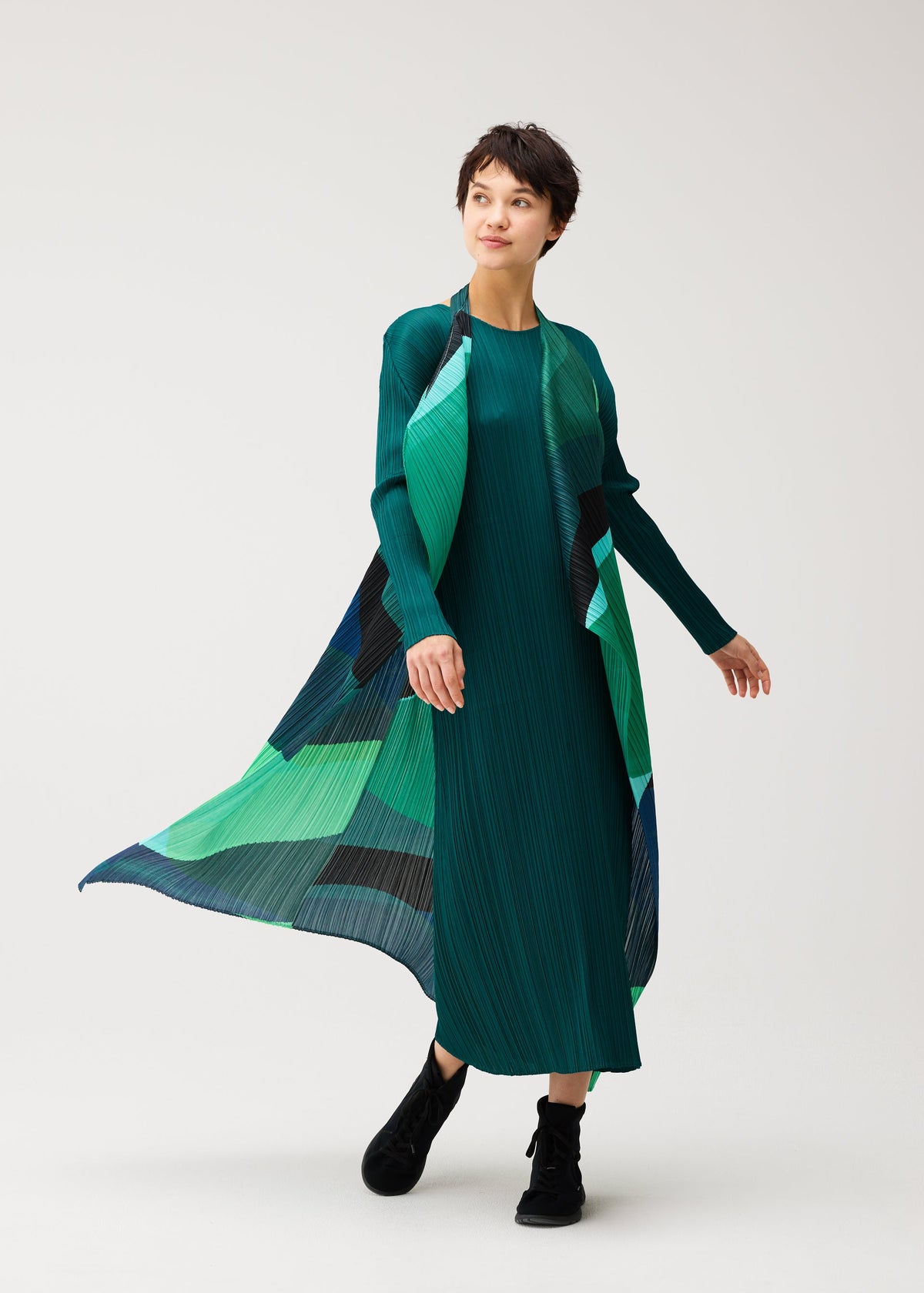 A model wears the PLEATS PLEASE ISSEY MIYAKE ORBIT orbit-vest-yellow.