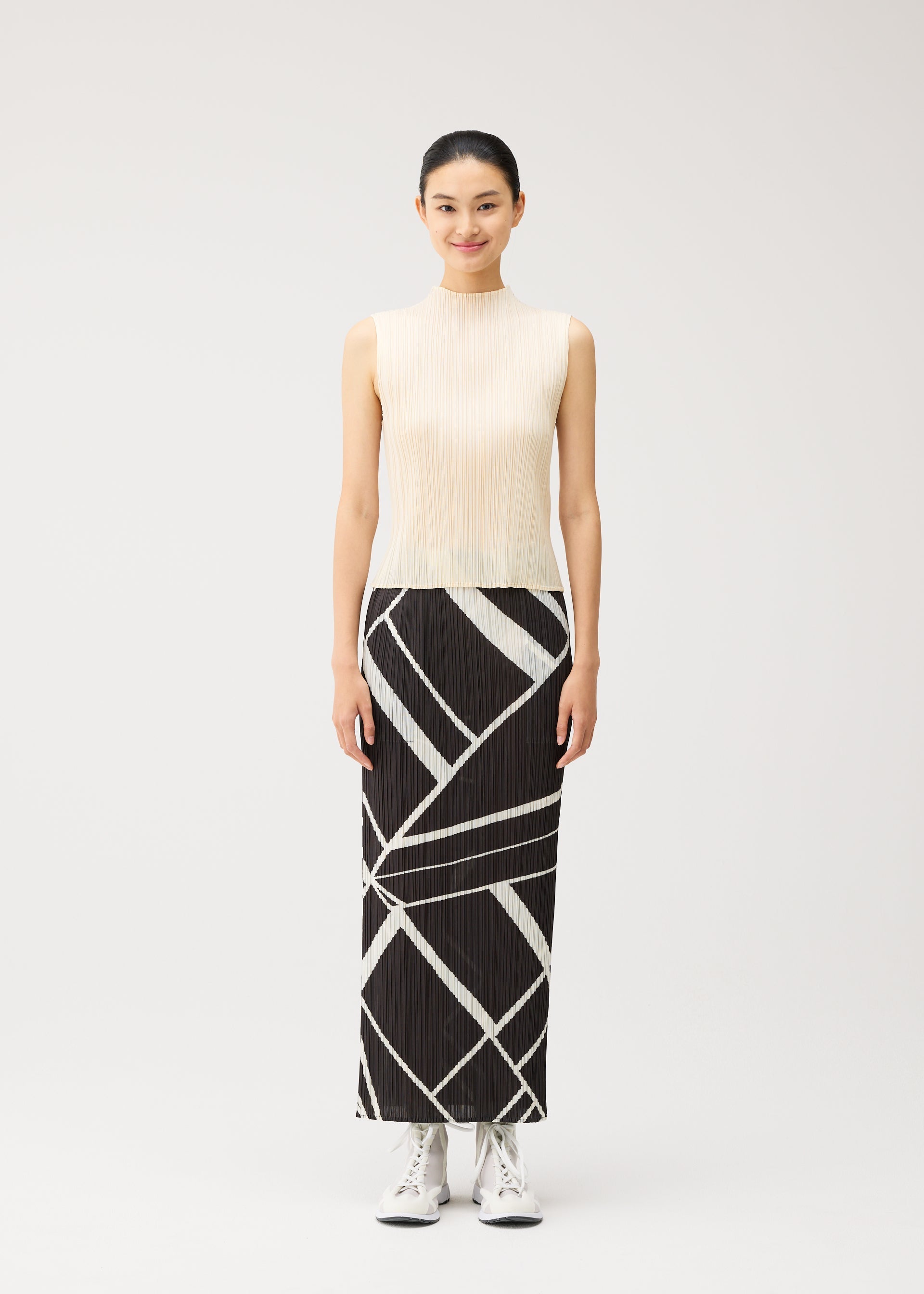 A model wears the PLEATS PLEASE ISSEY MIYAKE FOLD LINE fold-line-skirt-charcoal.