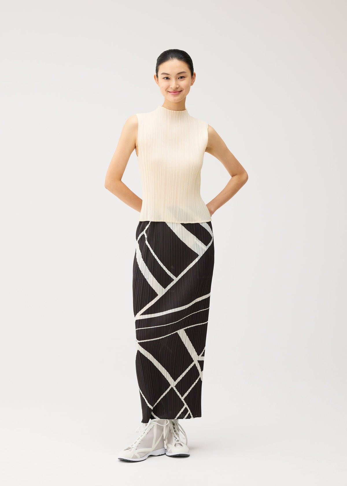 A model wears the PLEATS PLEASE ISSEY MIYAKE FOLD LINE fold-line-skirt-charcoal.