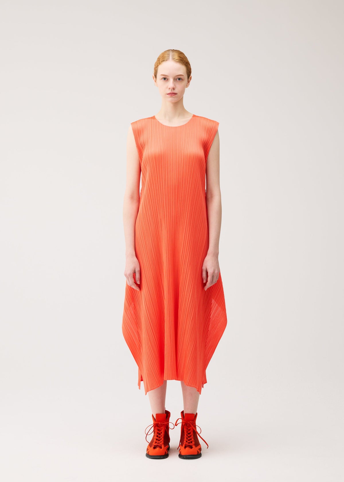 A model wears the PLEATS PLEASE ISSEY MIYAKE MONTHLY COLORS : SEPTEMBER monthly-colors-september-dress-black-2.