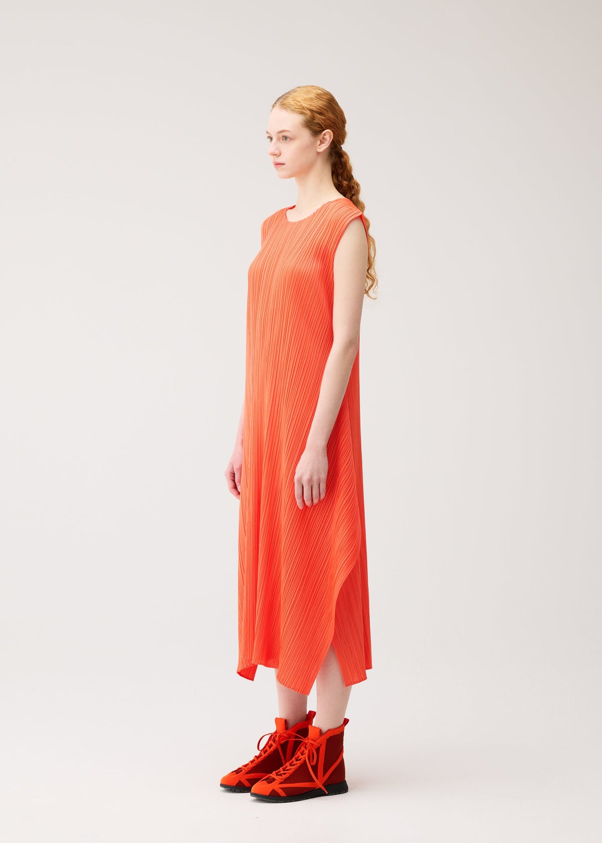 A model wears the PLEATS PLEASE ISSEY MIYAKE MONTHLY COLORS : SEPTEMBER monthly-colors-september-dress-black-2.