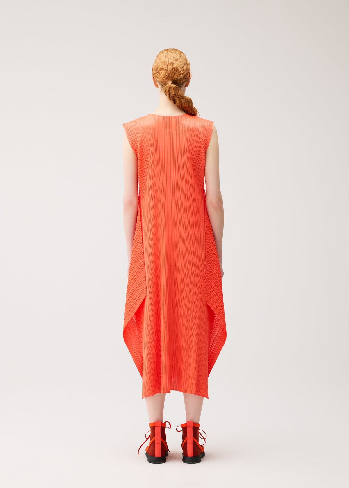 A model wears the PLEATS PLEASE ISSEY MIYAKE MONTHLY COLORS : SEPTEMBER monthly-colors-september-dress-black-2.
