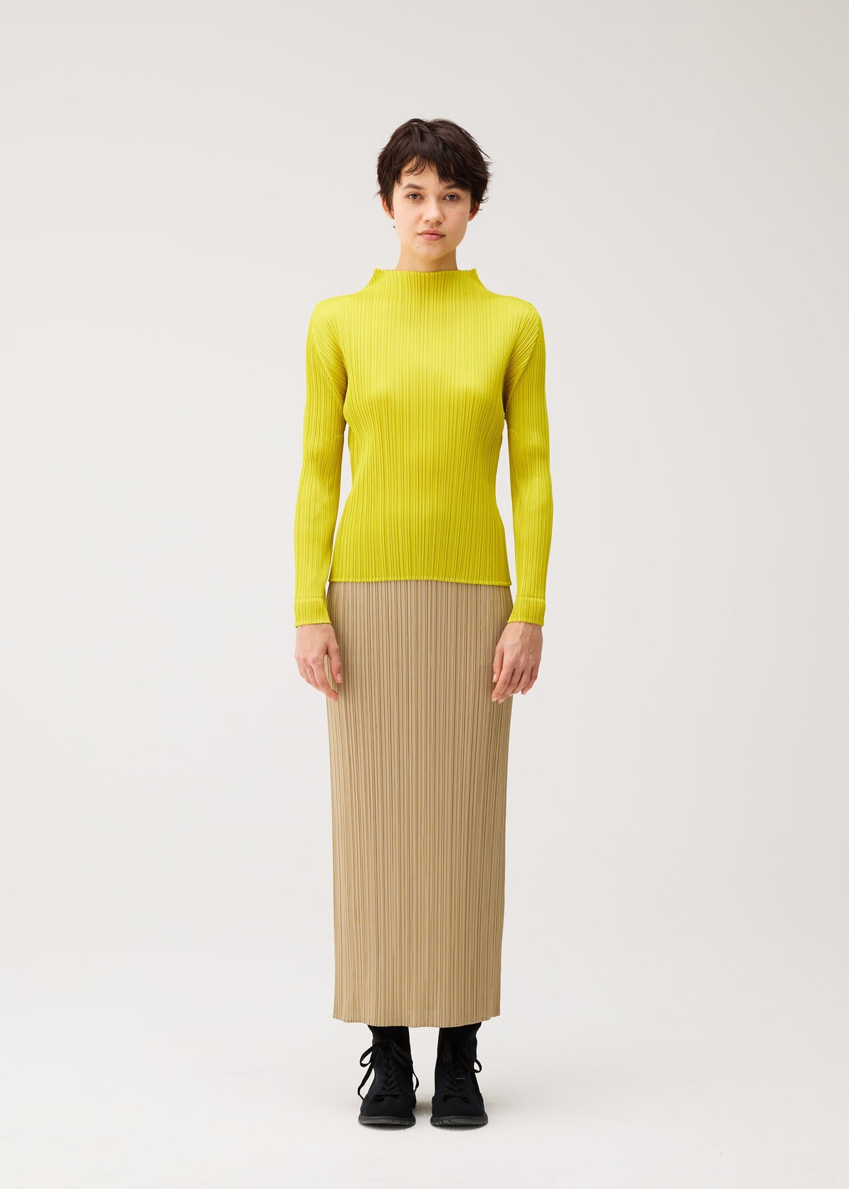 A model wears the PLEATS PLEASE ISSEY MIYAKE MONTHLY COLORS : OCTOBER monthly-colors-october-long-sleeved-top-dark-green.