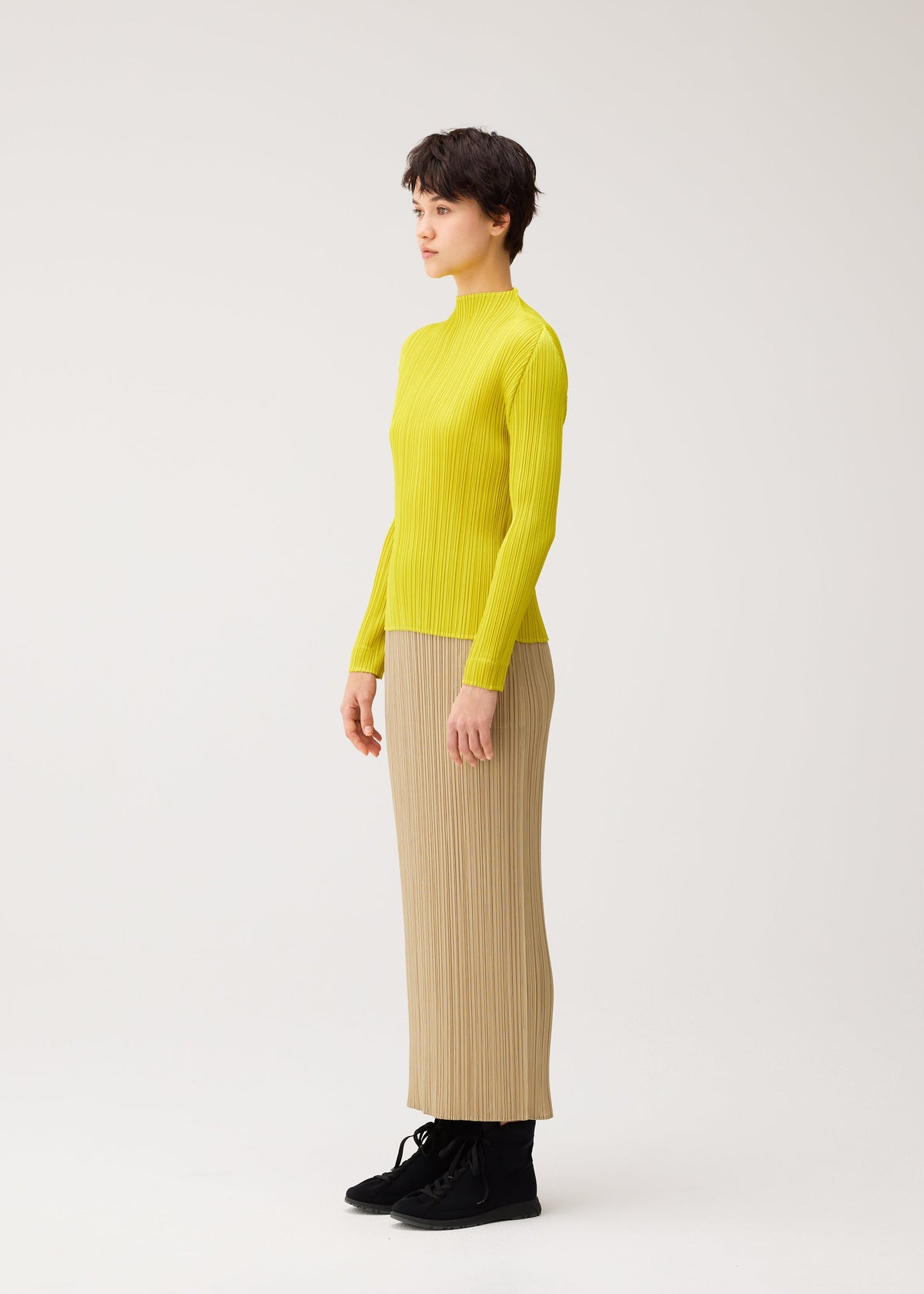 A model wears the PLEATS PLEASE ISSEY MIYAKE MONTHLY COLORS : OCTOBER monthly-colors-october-long-sleeved-top-blue-green.