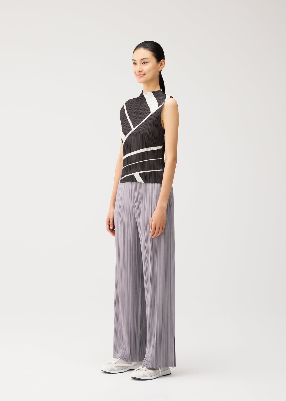 A model wears the PLEATS PLEASE ISSEY MIYAKE FOLD LINE fold-line-top-off-white.