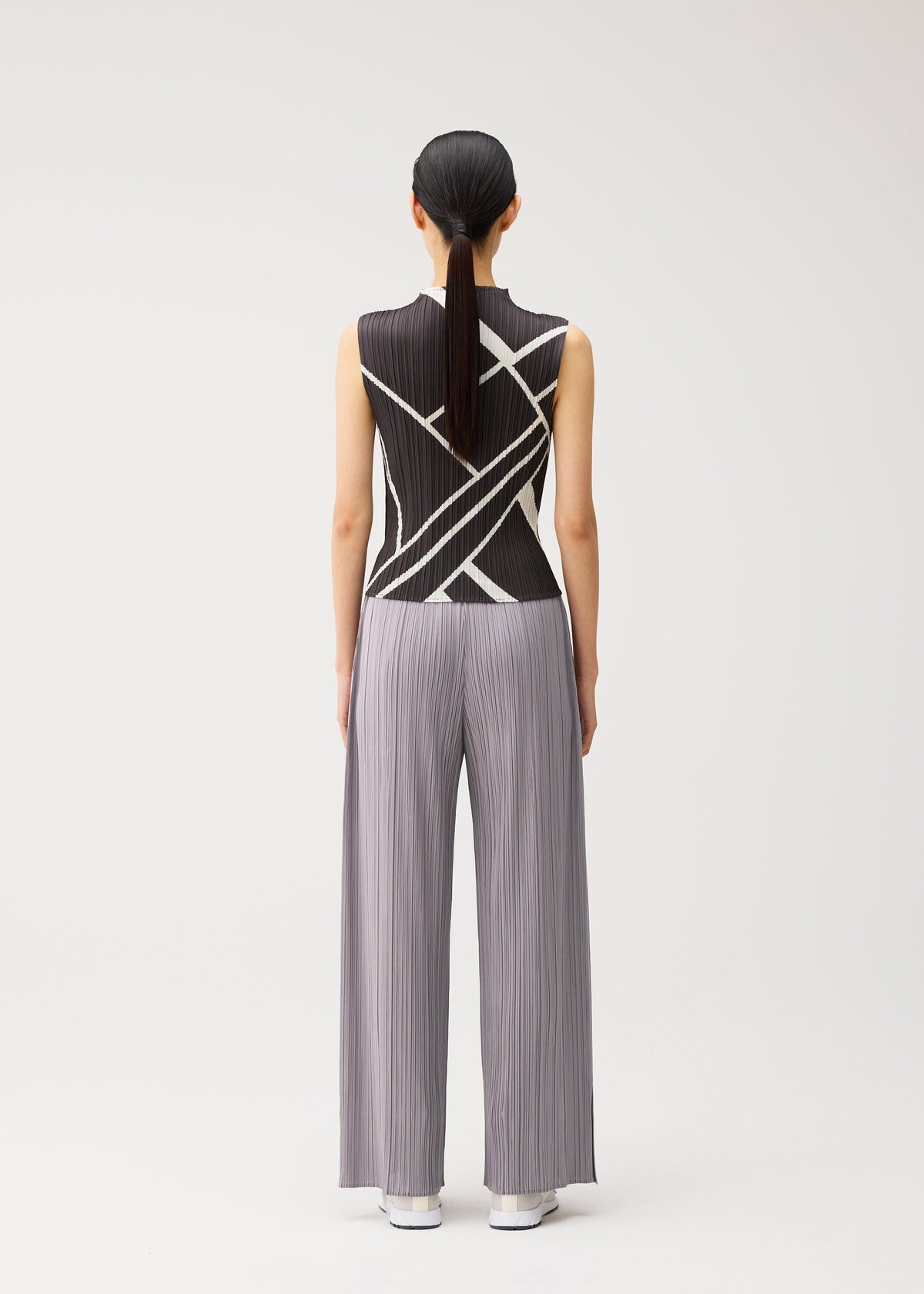 A model wears the PLEATS PLEASE ISSEY MIYAKE FOLD LINE fold-line-top-off-white.
