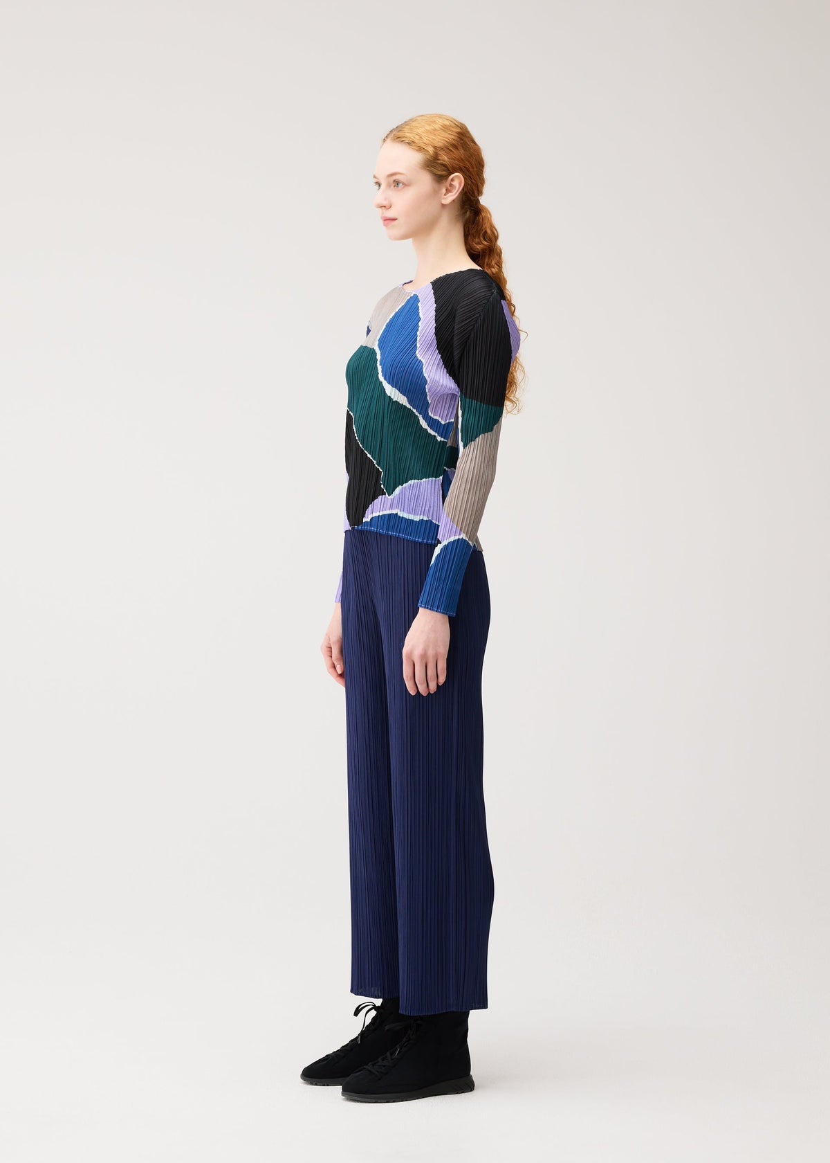 A model wears the PLEATS PLEASE ISSEY MIYAKE SURPRISE! surprise-top-purple.