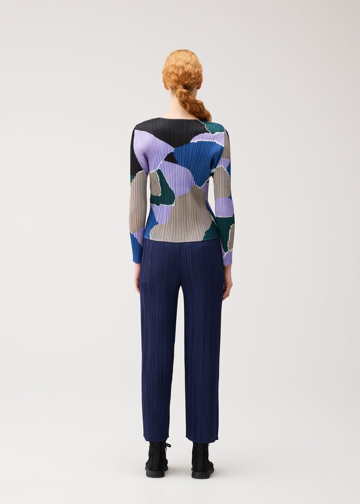 A model wears the PLEATS PLEASE ISSEY MIYAKE SURPRISE! surprise-top-purple.