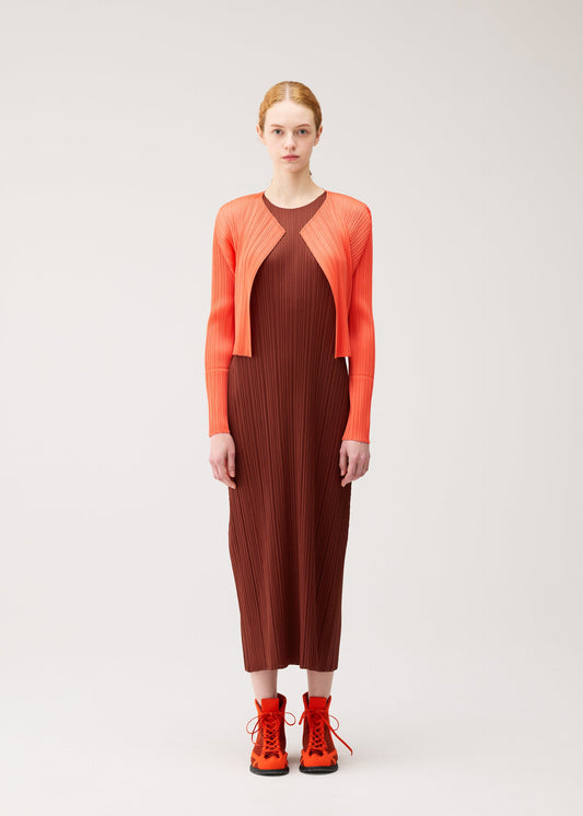 A model wears the PLEATS PLEASE ISSEY MIYAKE MONTHLY COLORS : SEPTEMBER monthly-colors-september-cardigan-red-brown.