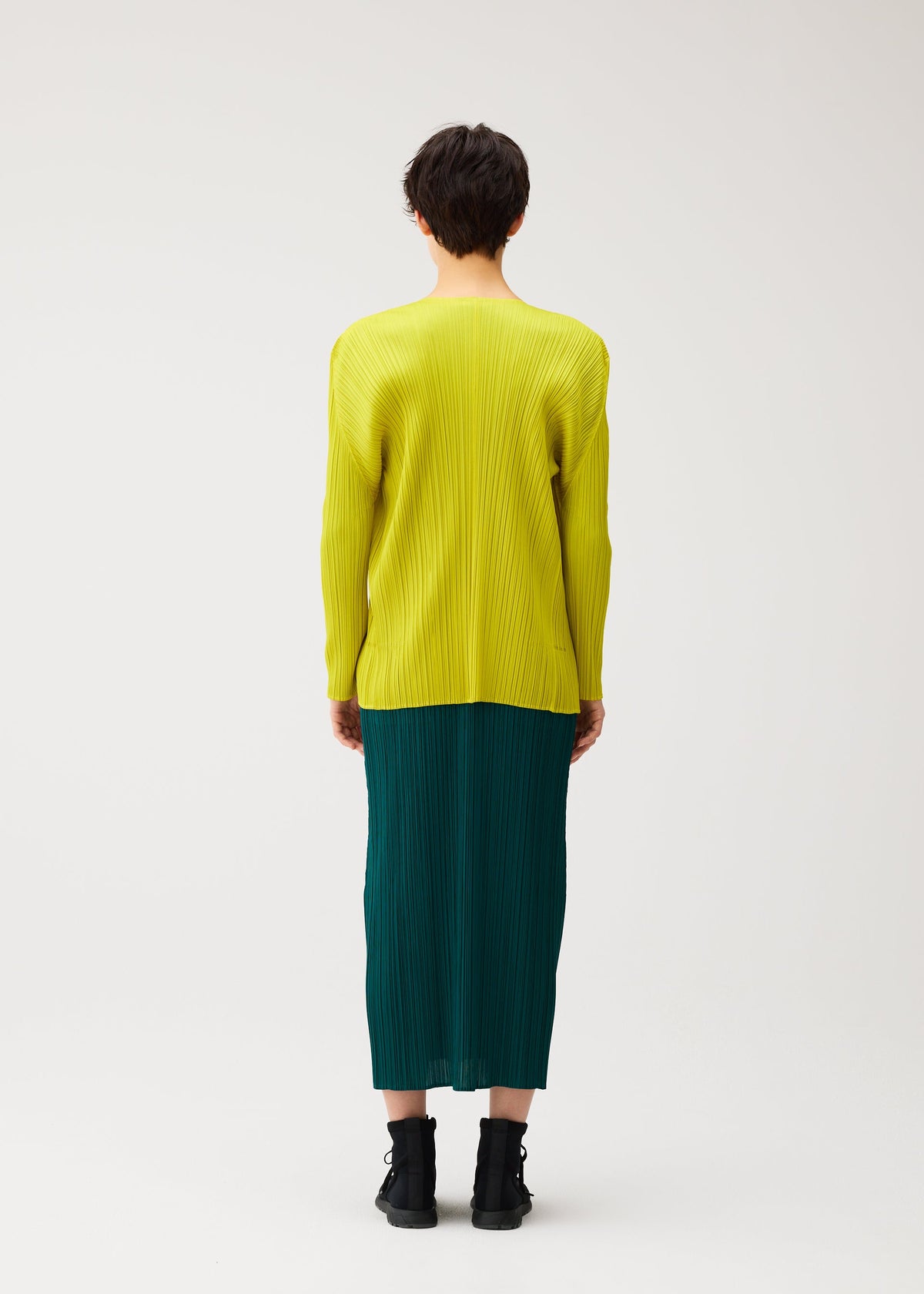 A model wears the PLEATS PLEASE ISSEY MIYAKE MONTHLY COLORS : OCTOBER monthly-colors-october-cardigan-dark-green.