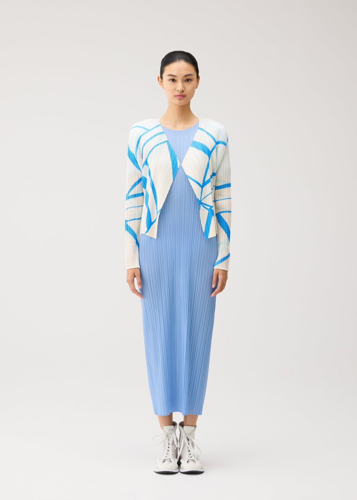 A model wears the PLEATS PLEASE ISSEY MIYAKE FOLD LINE fold-line-cardigan-off-white.