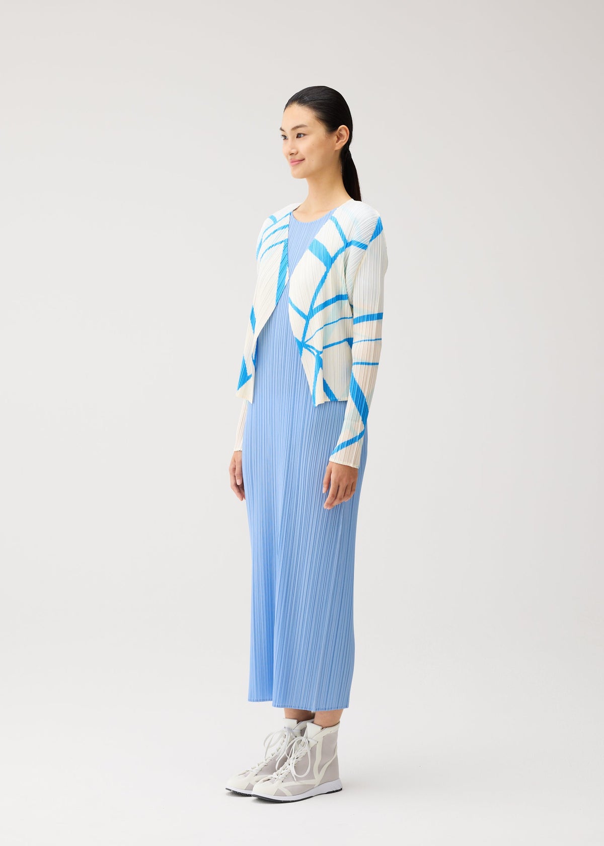 A model wears the PLEATS PLEASE ISSEY MIYAKE FOLD LINE fold-line-cardigan-charcoal.