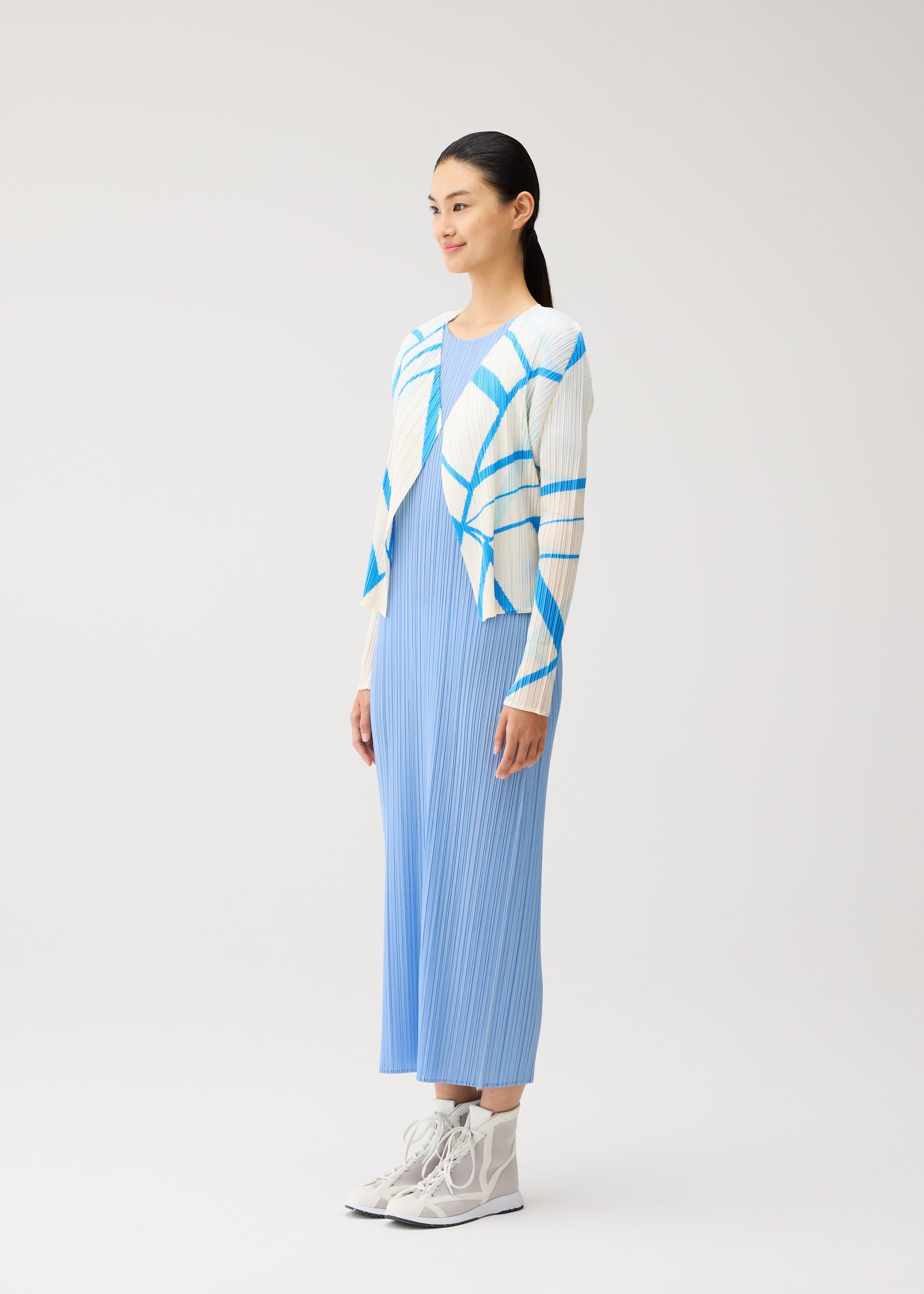 A model wears the PLEATS PLEASE ISSEY MIYAKE FOLD LINE fold-line-cardigan-off-white.