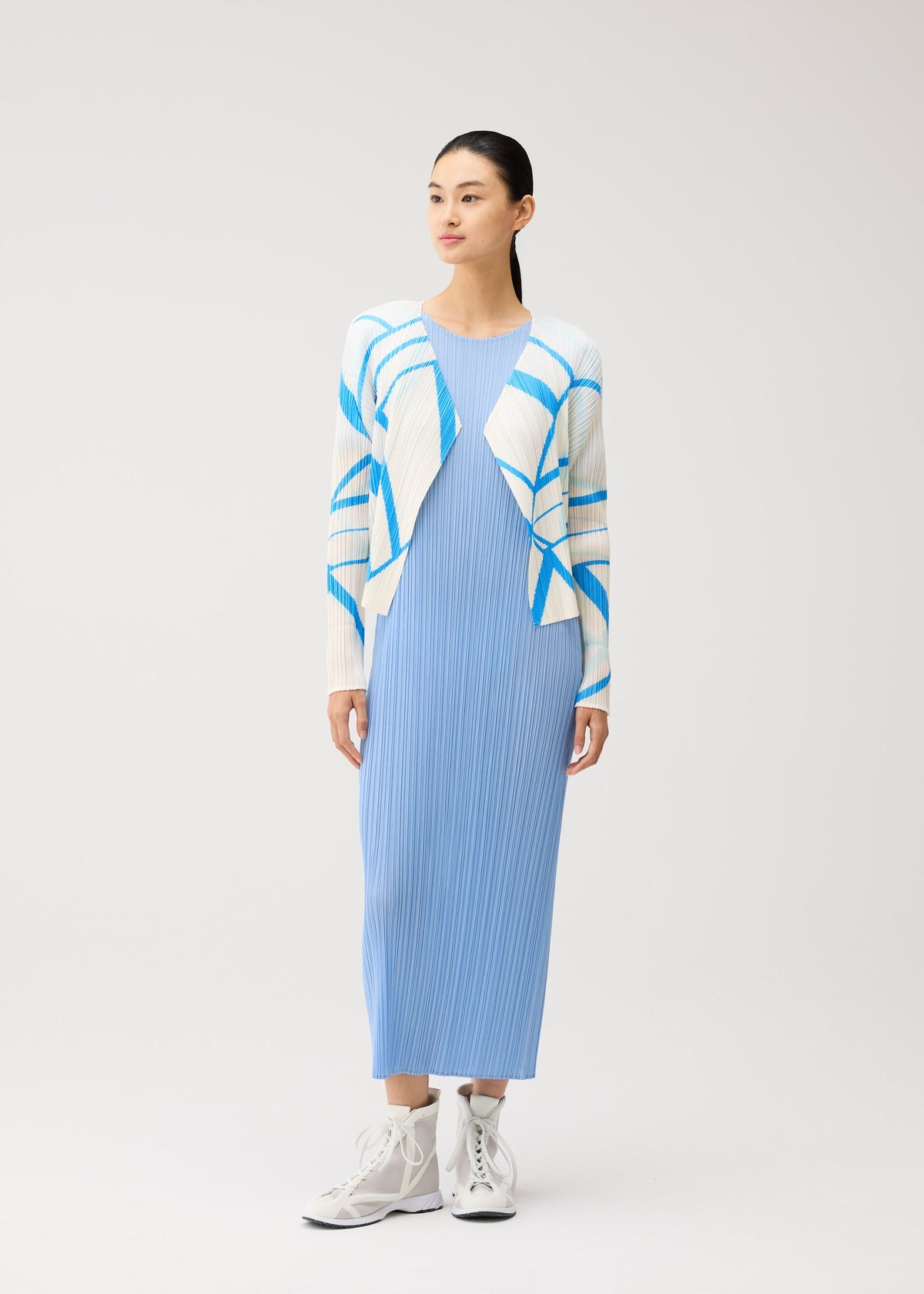 A model wears the PLEATS PLEASE ISSEY MIYAKE FOLD LINE fold-line-cardigan-off-white.