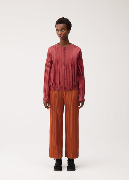 A model wears the PLEATS PLEASE ISSEY MIYAKE SMOOTH COAT smooth-coat-coat-black-2.